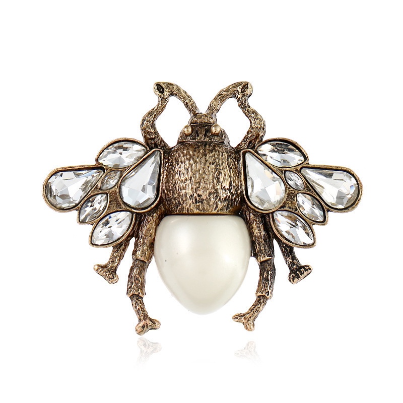 Honeybee corsage is popular in Europe and America thumbnail