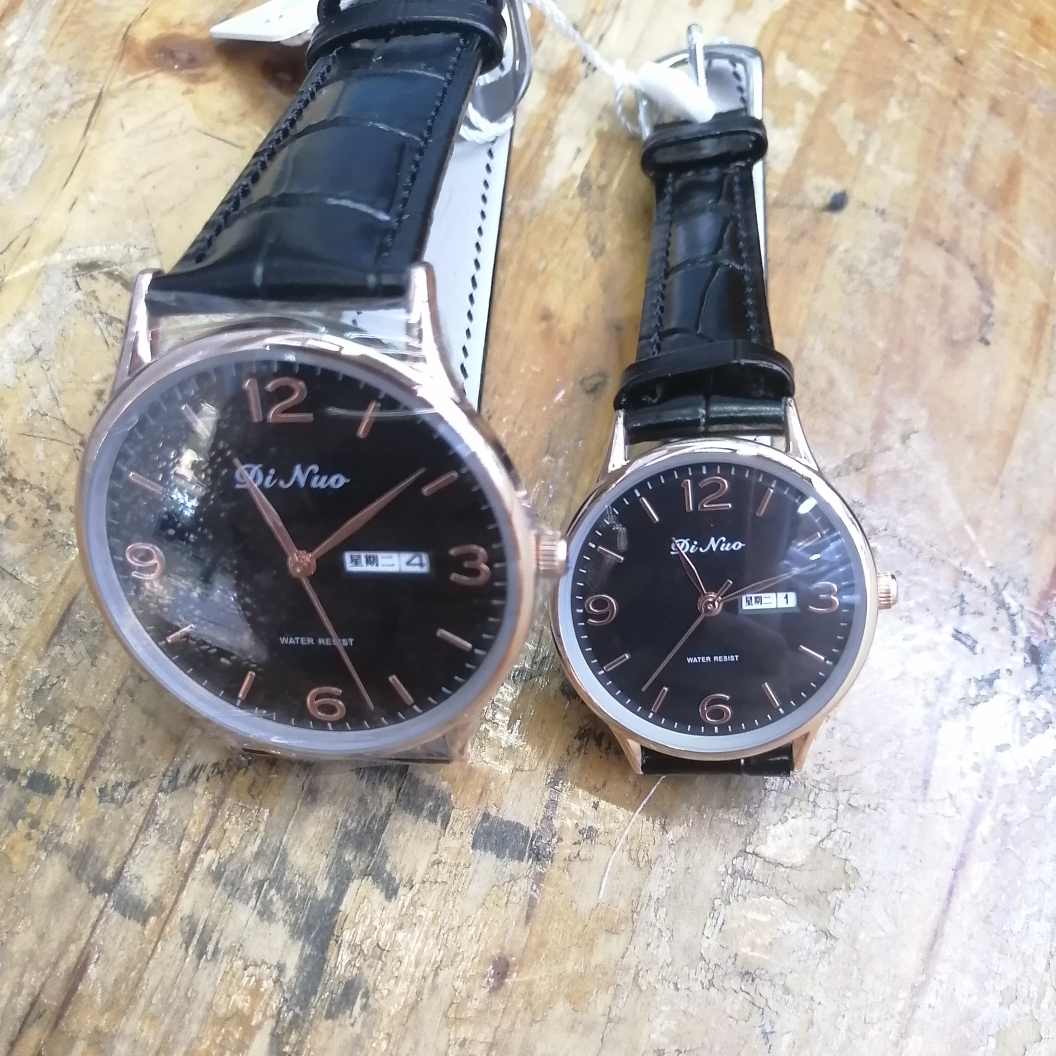 The new business leather couple waterproof watch features an imported movement in a fashionable and trendy rose gold color
