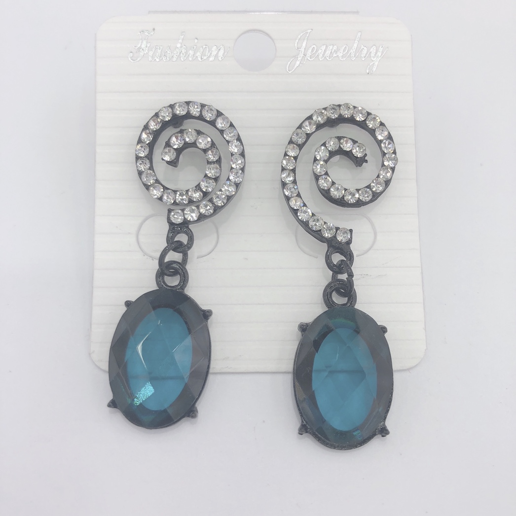 This pair of earrings is a must-have for childhood fashion and Internet celebrities, featuring a unique and elegant style on both sides