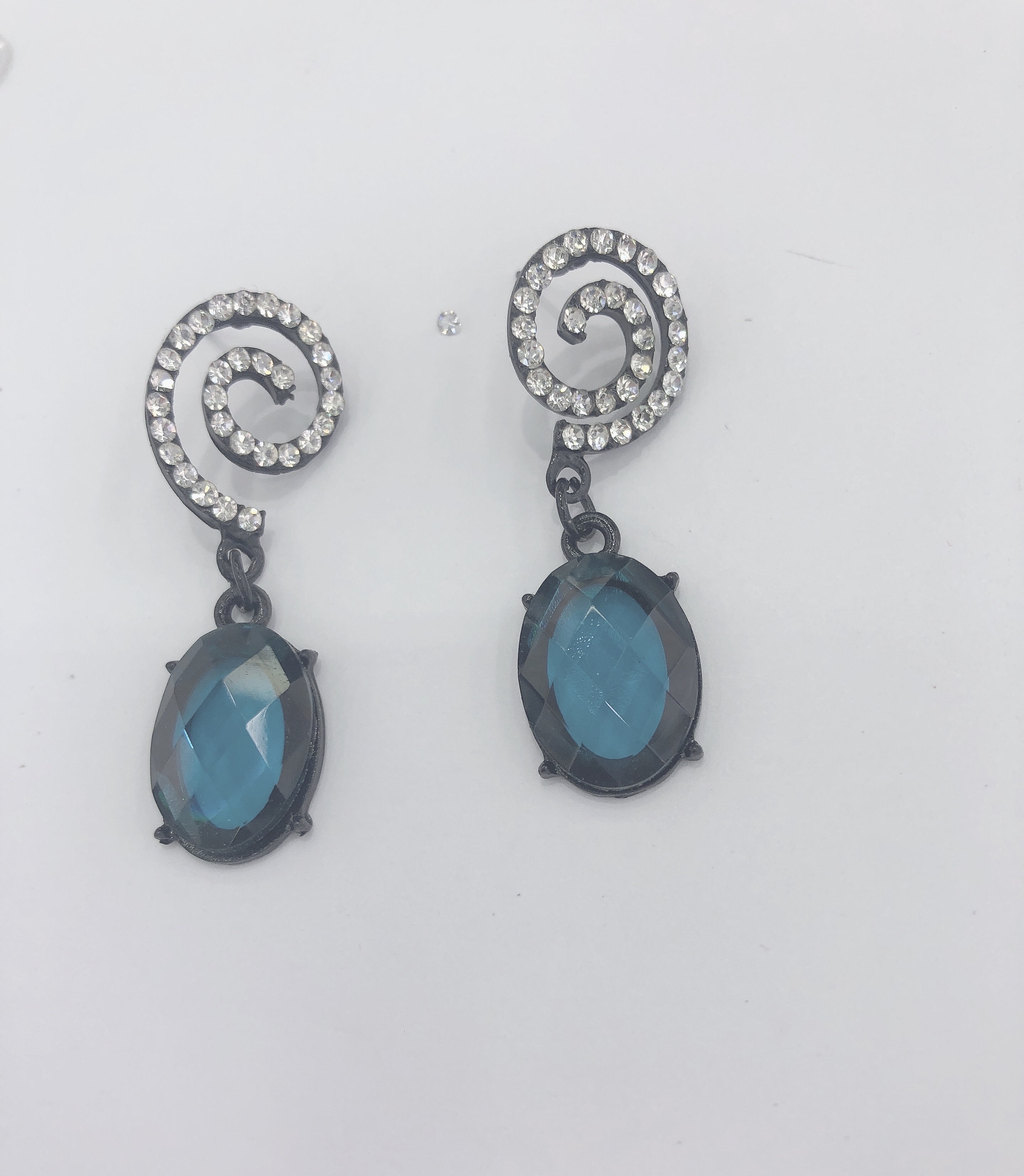 This pair of earrings is a must-have for childhood fashion and Internet celebrities, featuring a unique and elegant style on both sides Specification image