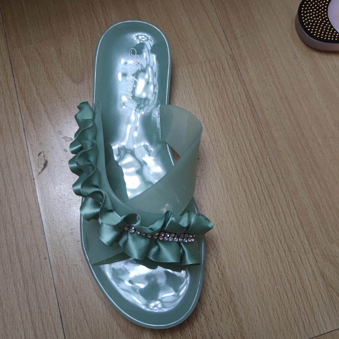 Crystal shoes with green folded edges
