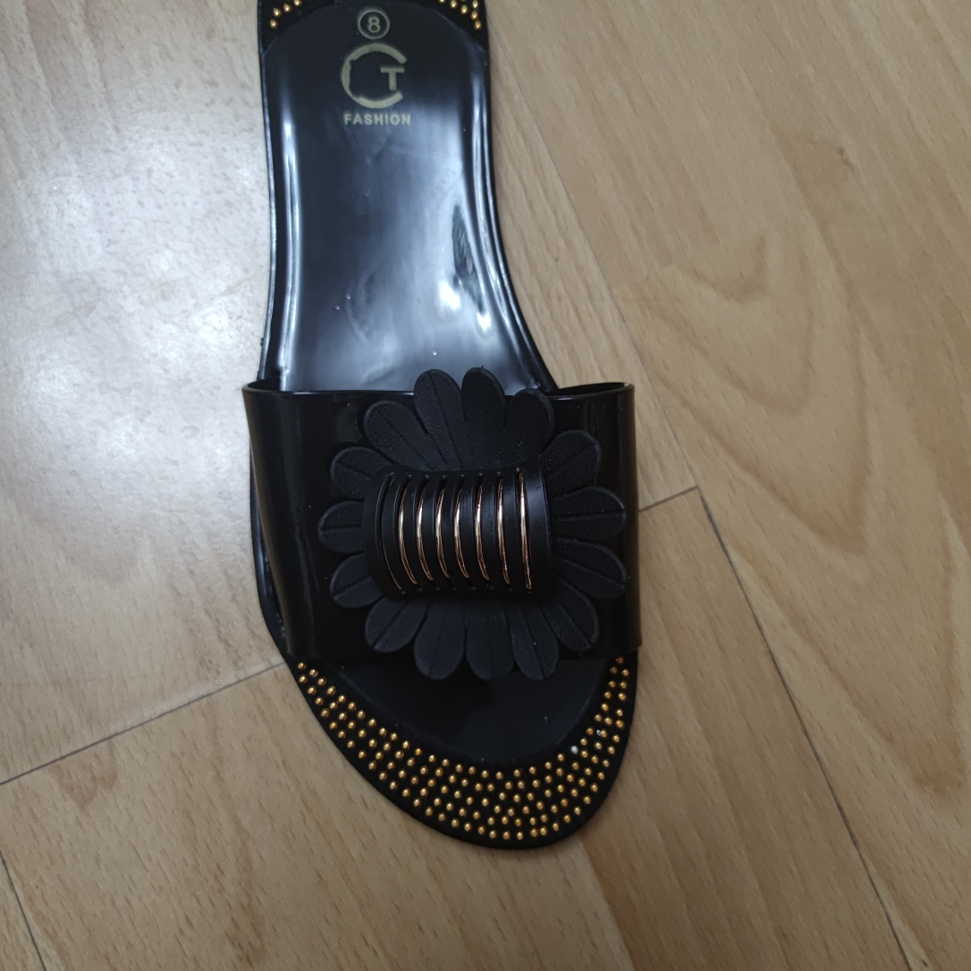 حذاء زجاجي