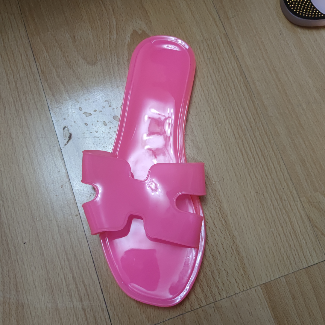 Crystal shoes in rose red with "I" shape