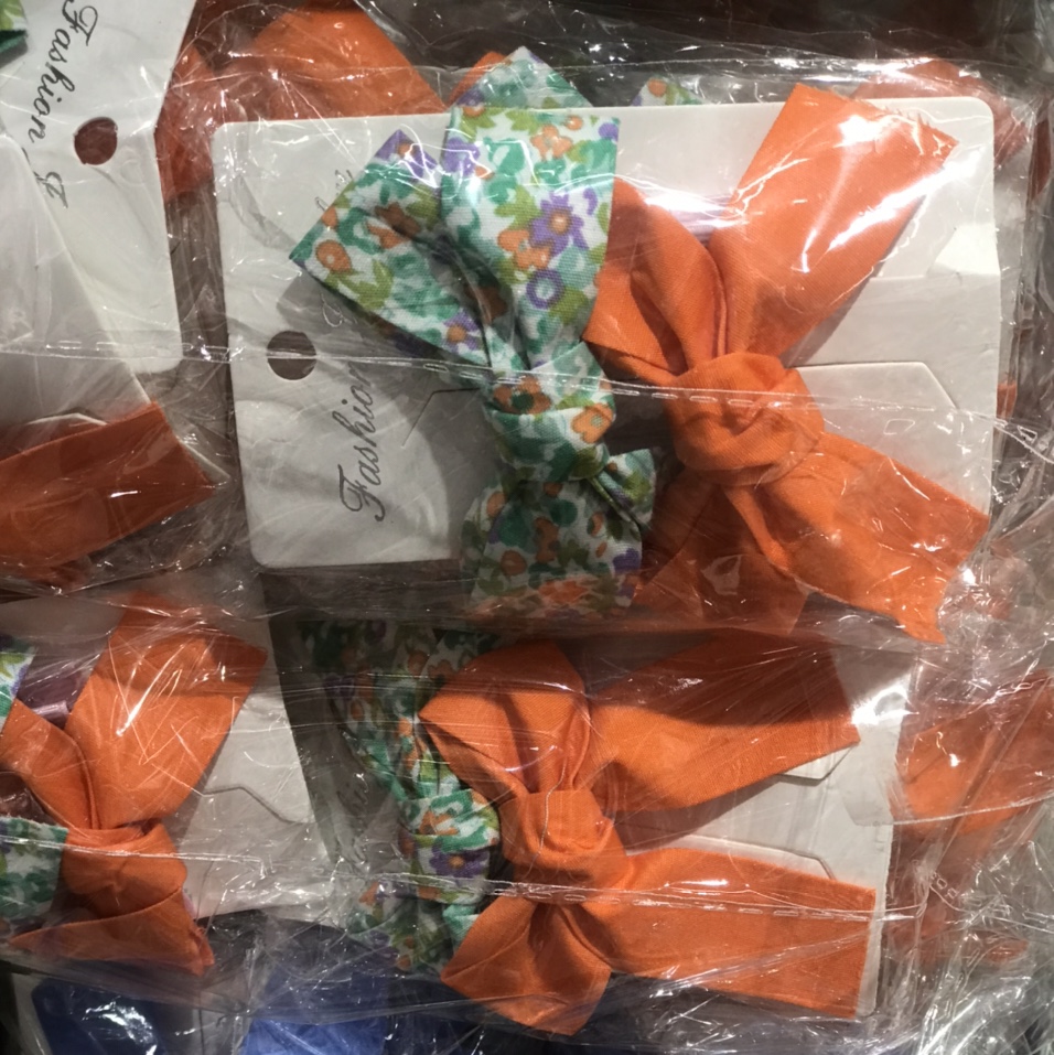 A 2-piece set of popular and trendy bows in stock