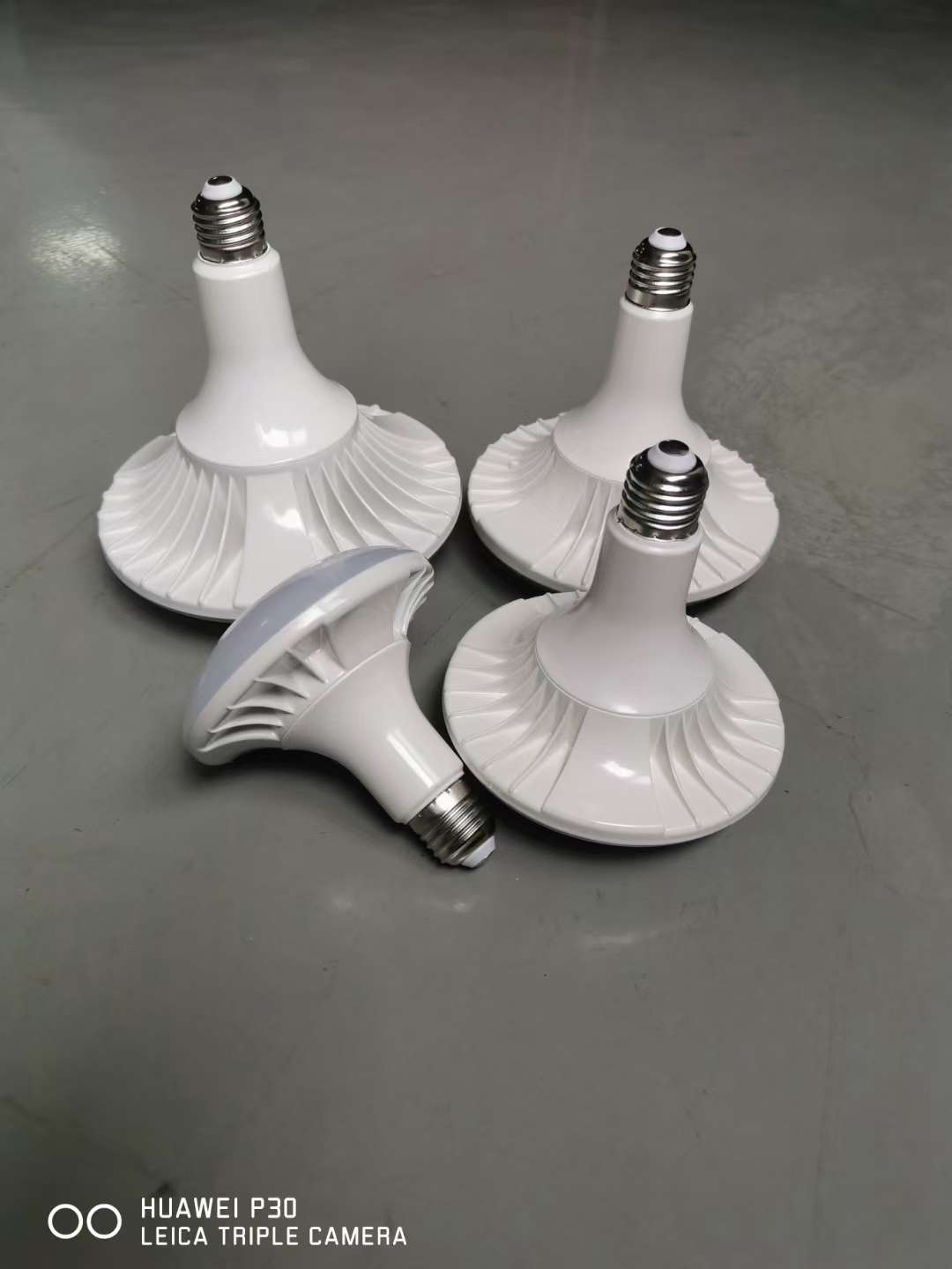 LED灯泡新款飞碟压铸铝40W  直径 130
室内照明大功率灯泡细节图