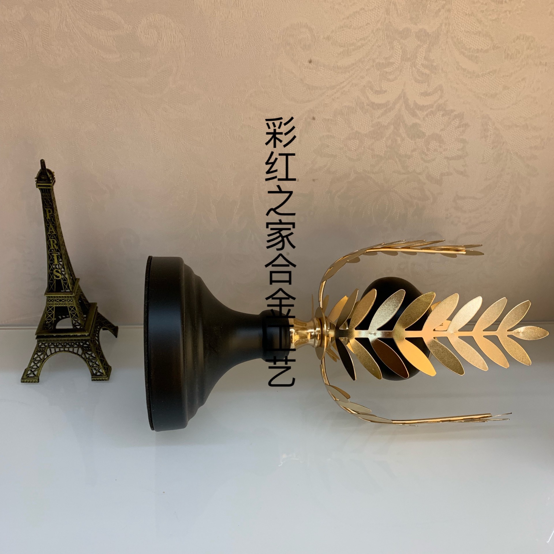 وهناك شمعدان من الشموع مزخرف بأدوات العشاء على ضوء الشموع detail image 5