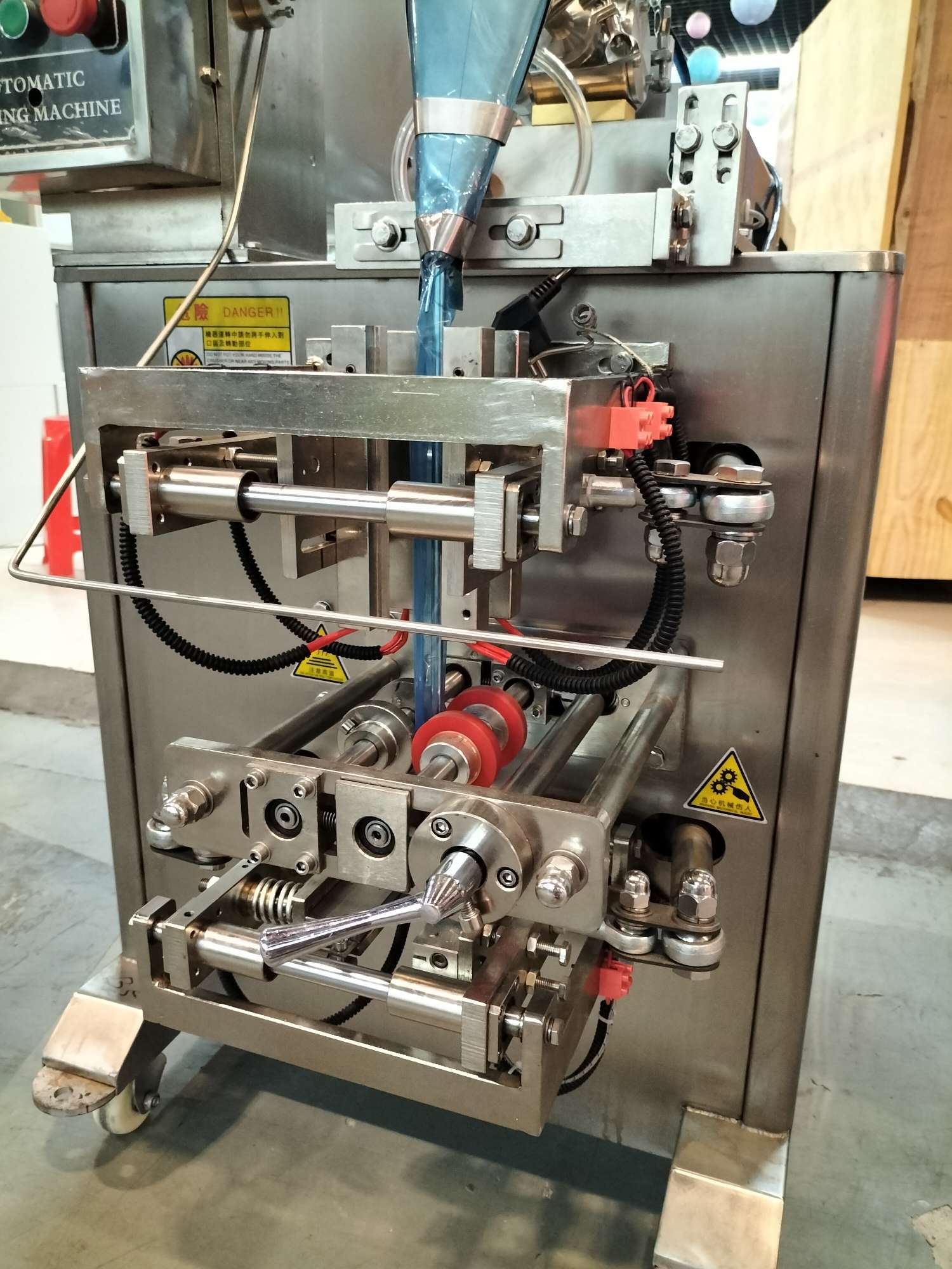 Fully automatic four-side sealed liquid packaging machine detail image 3