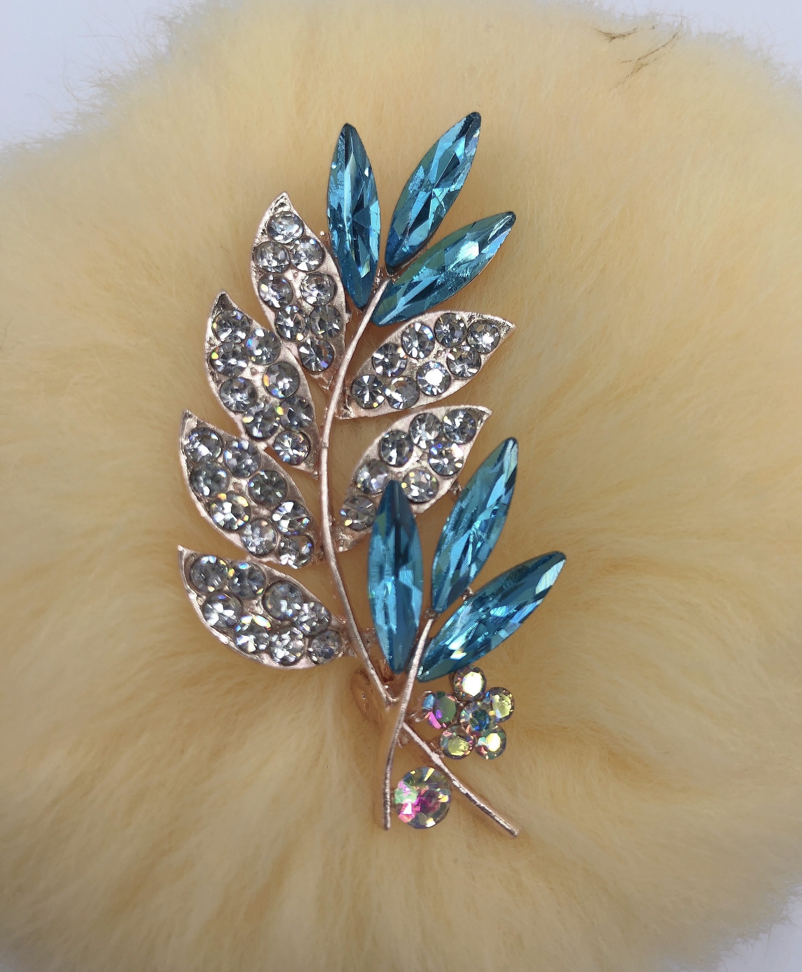 Korean elegant women's brooch, fashionable shawl, sweater coat, versatile and luxurious clothing Specification image