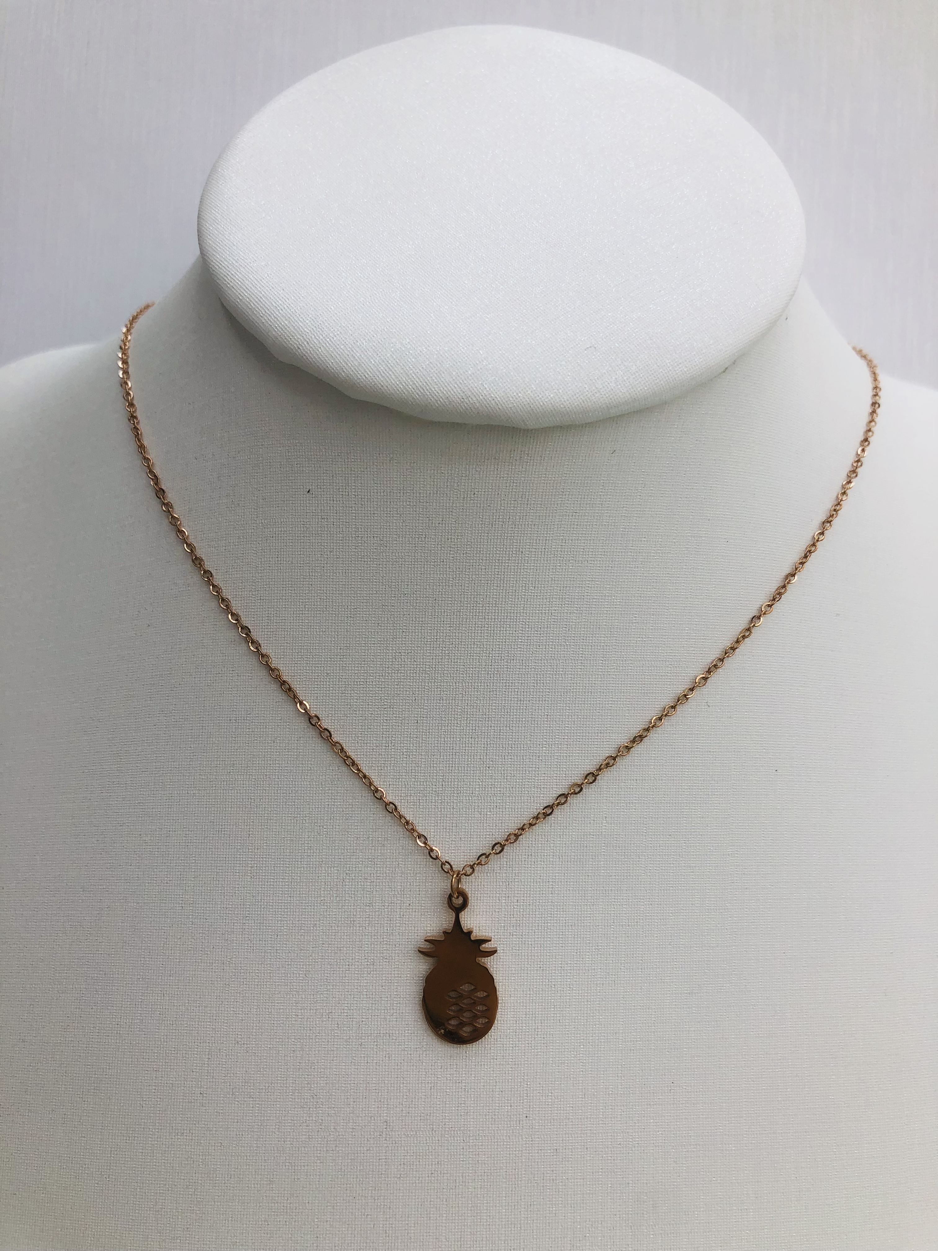 شكل الأناناس قلادة من الصلب غير القابل للصدأ Specification image
