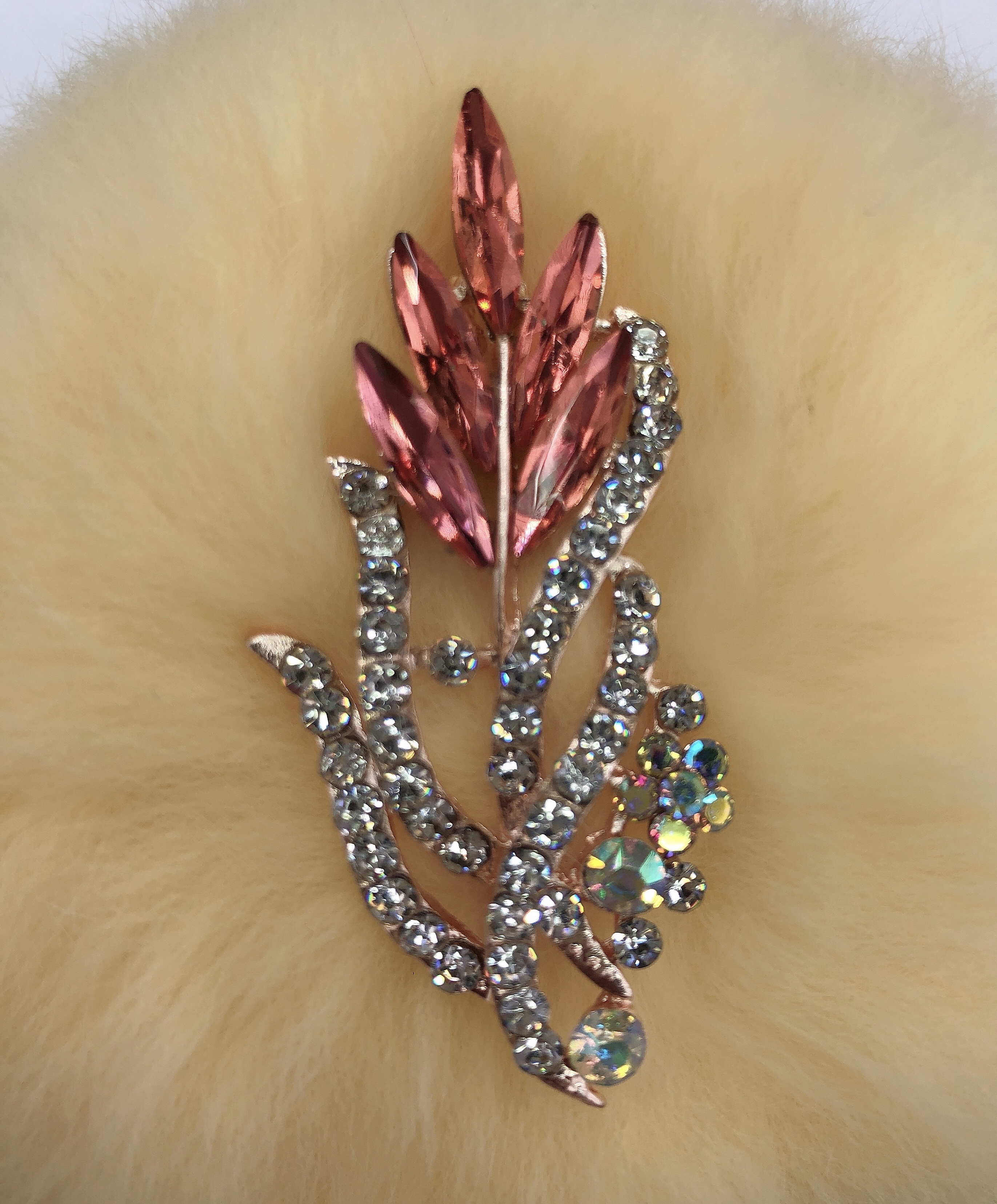 European and American fashionable, simple and elegant, high-end corsage with small rhinestones set in glass Item Picture