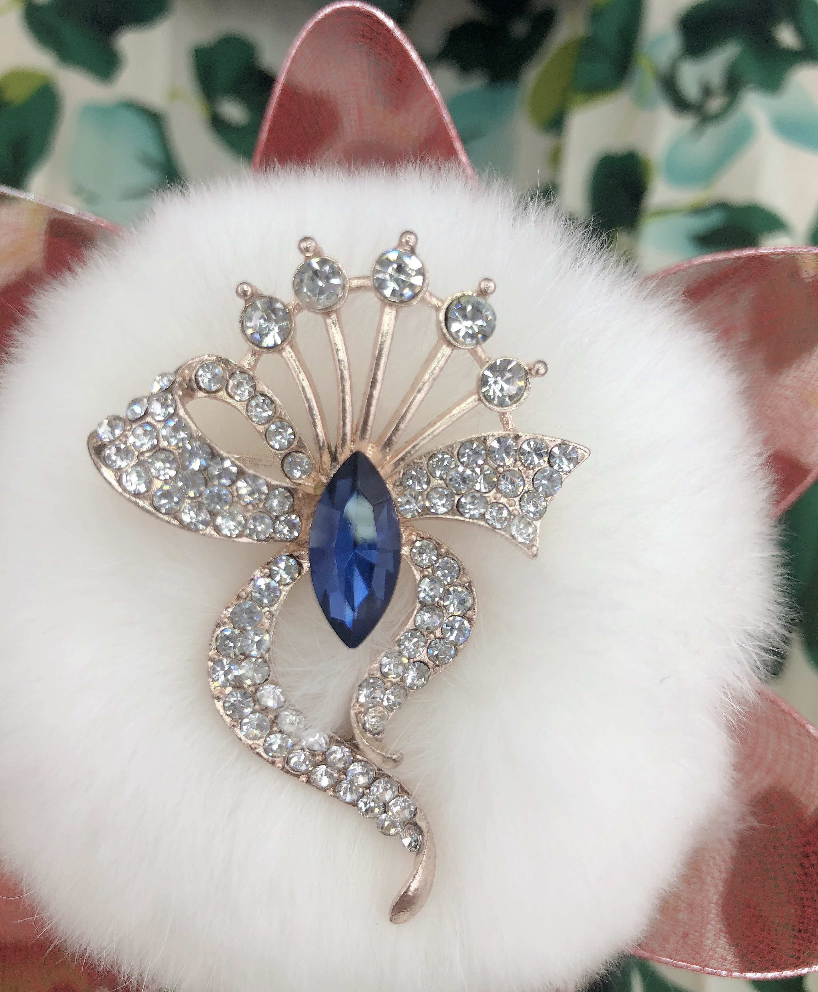 European and American fashionable, simple and elegant glass diamond-encrusted high-end trendy and versatile brooch. Application Scenario