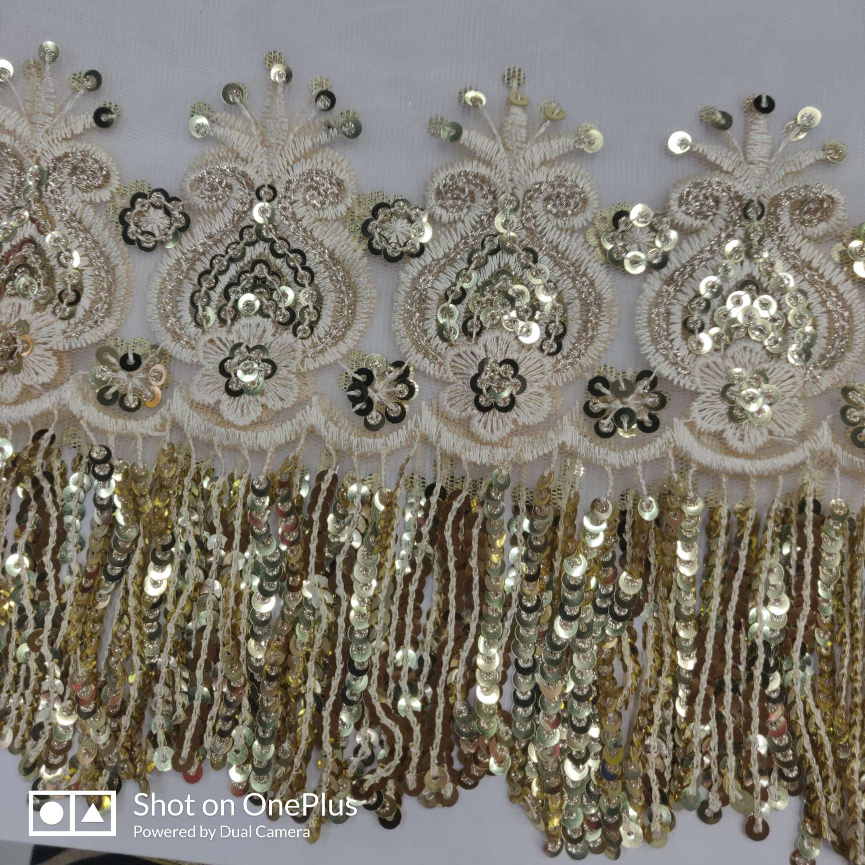 立体绣亮片花边细节图