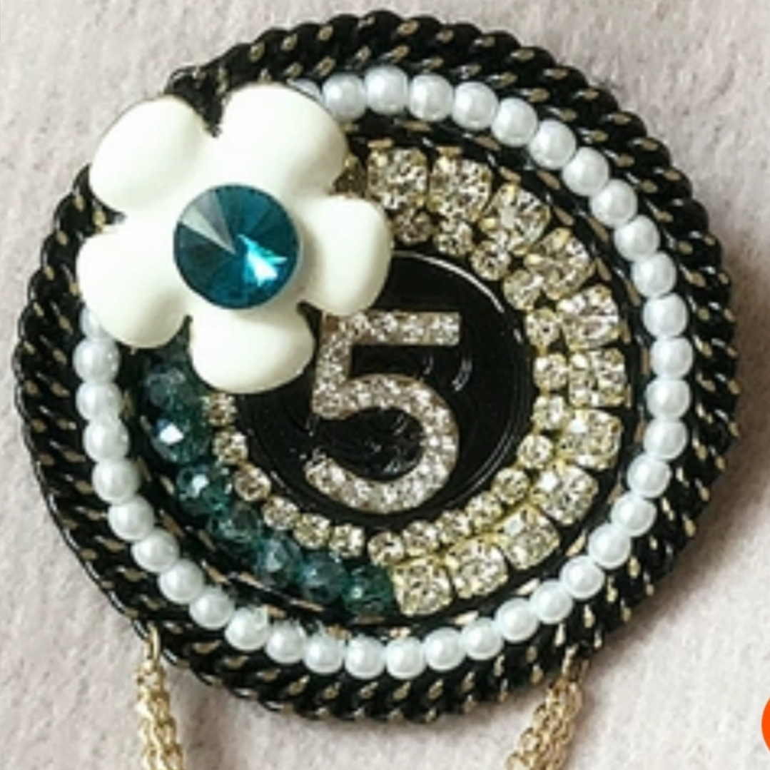 Brooch Corsage pin Korean Luxury Atmospheric Coat Sweater Pin Cardigan Vintage Pearl 5 Accessories for women