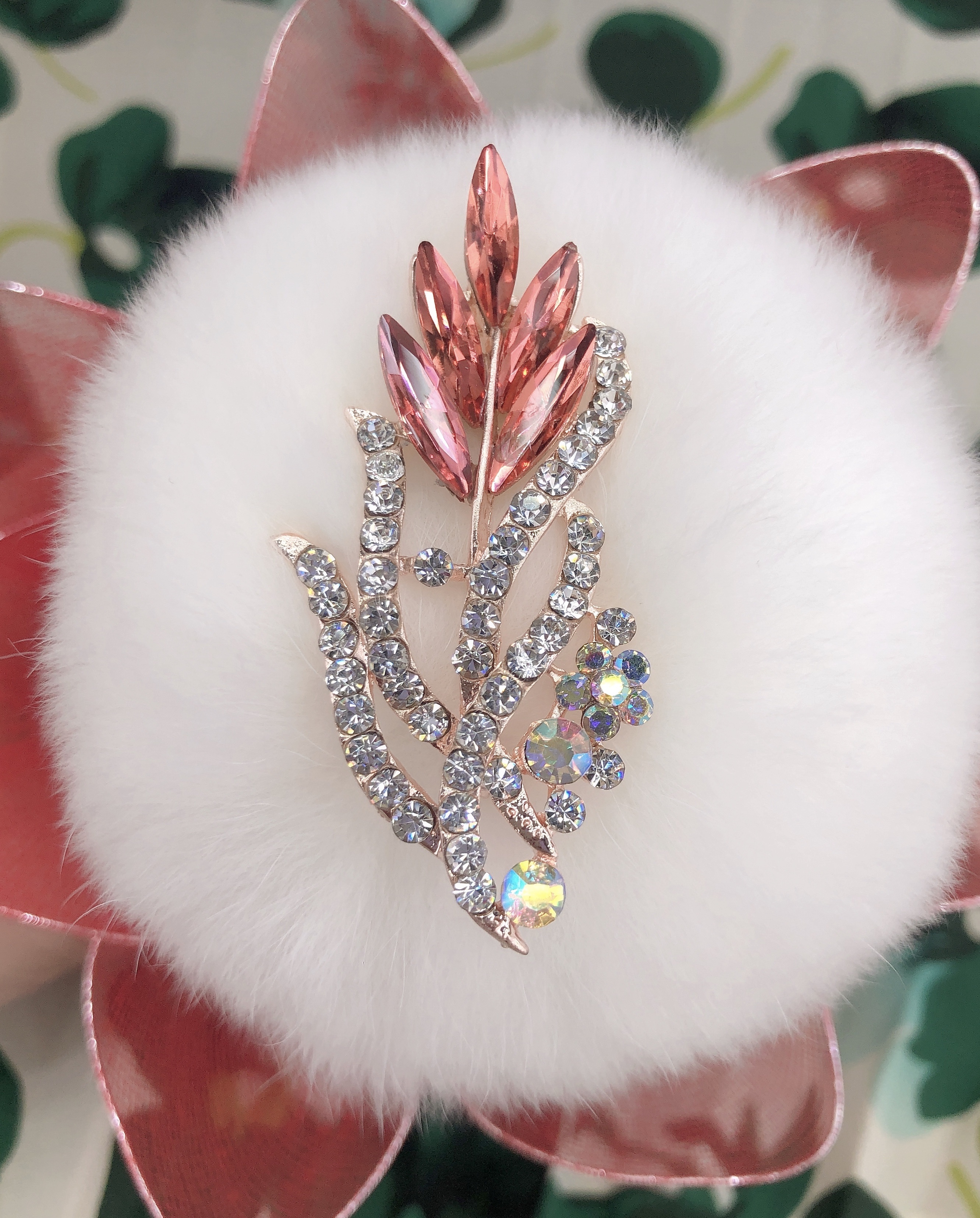 European and American fashionable, simple and elegant, high-end corsage with small rhinestones set in glass Application Scenario