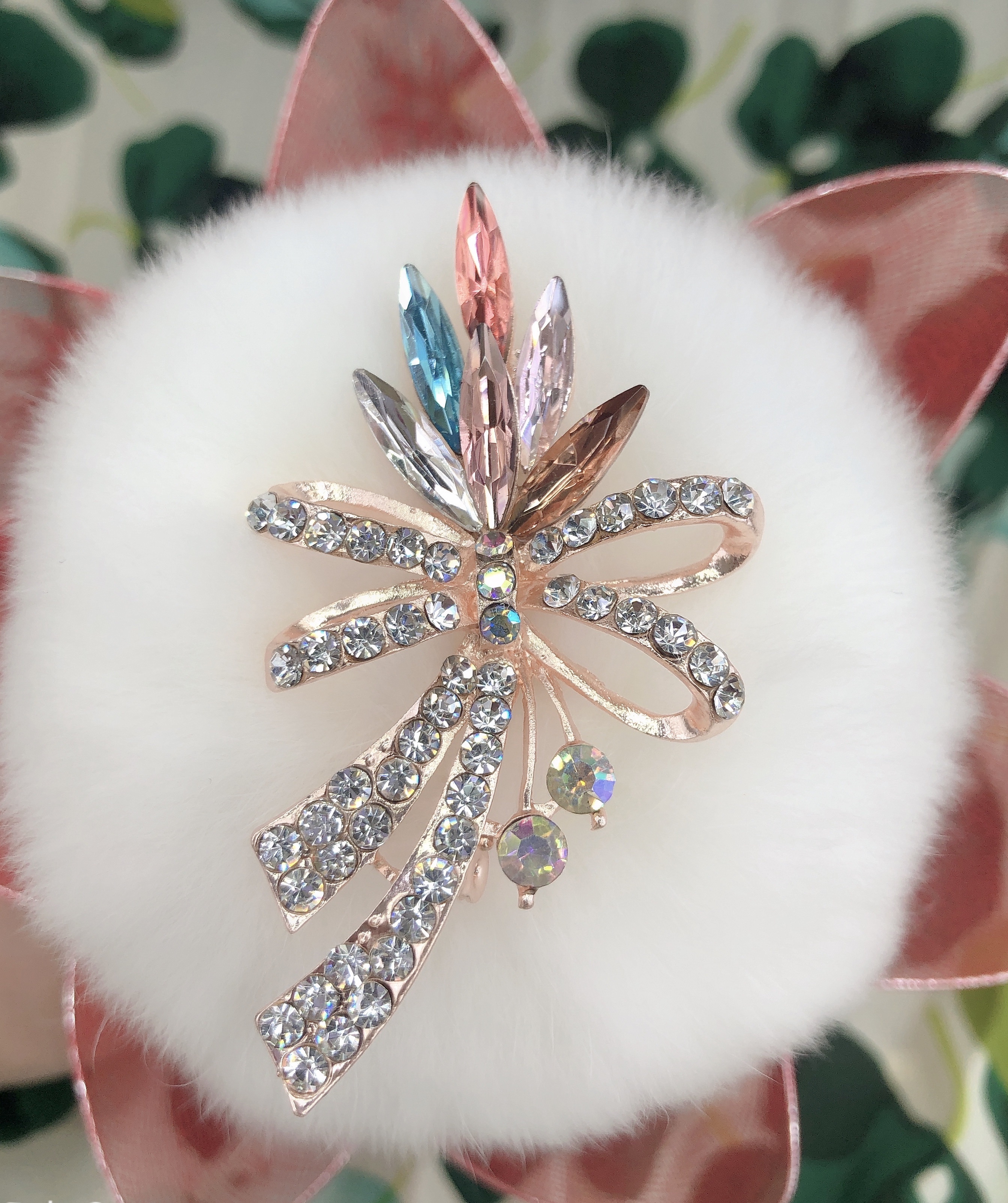 This trendy, simple, elegant, luxurious and niche design coat is versatile with corsages Application Scenario