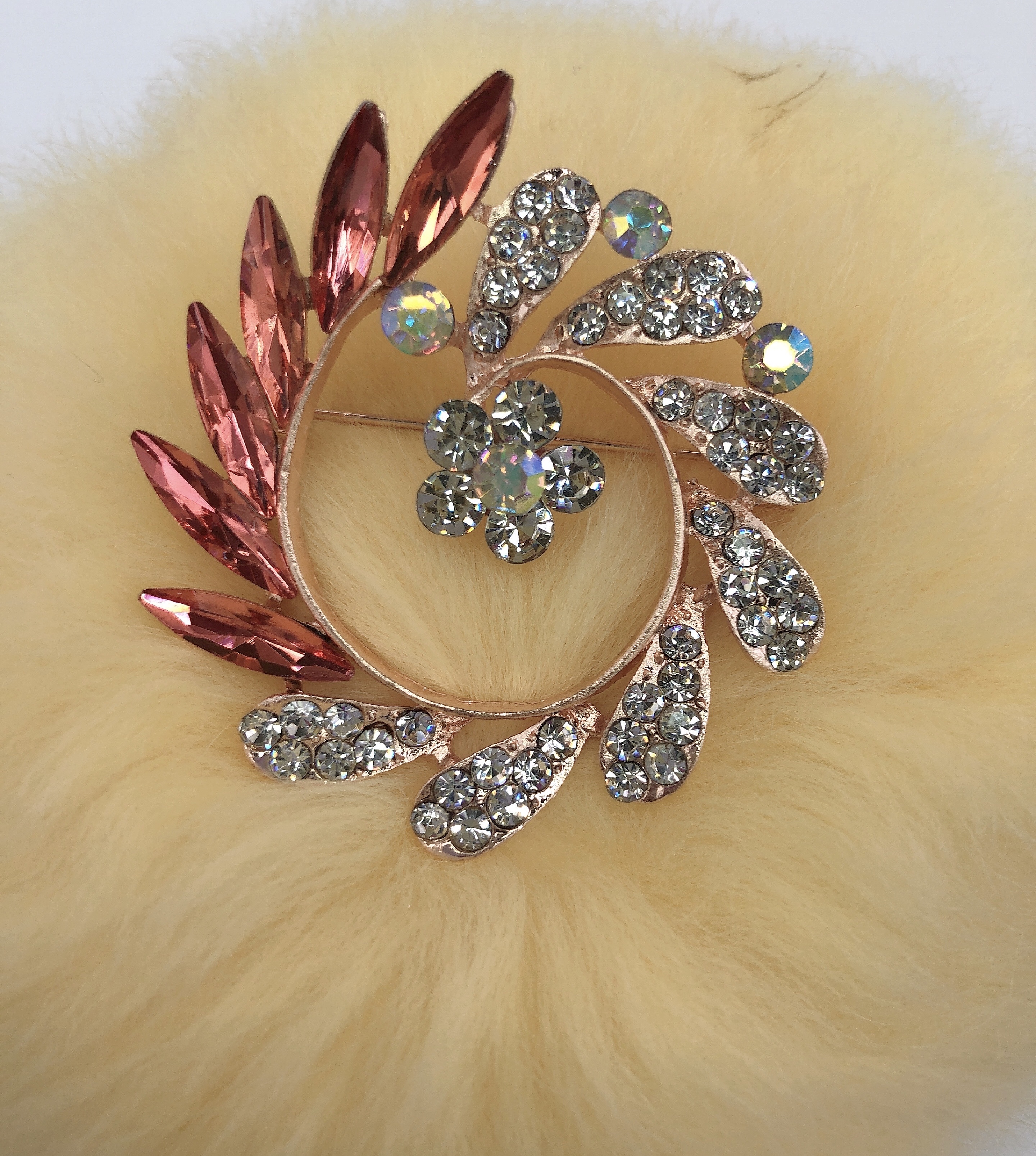 Korean elegant female brooch, fashionable shawl, sweater coat, creative, versatile and luxurious brooch Application Scenario