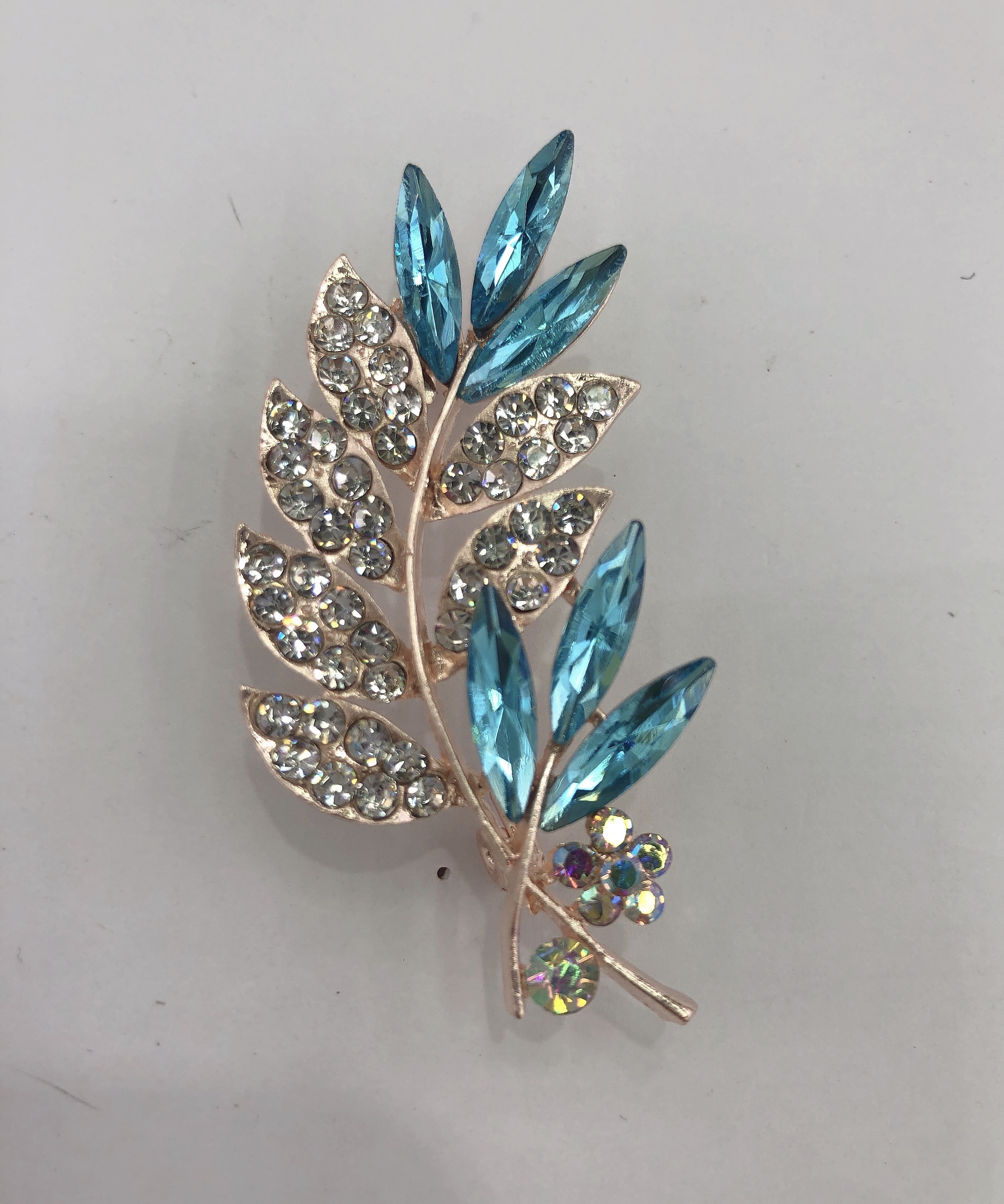 Korean elegant women's brooch, fashionable shawl, sweater coat, versatile and luxurious clothing Application Scenario