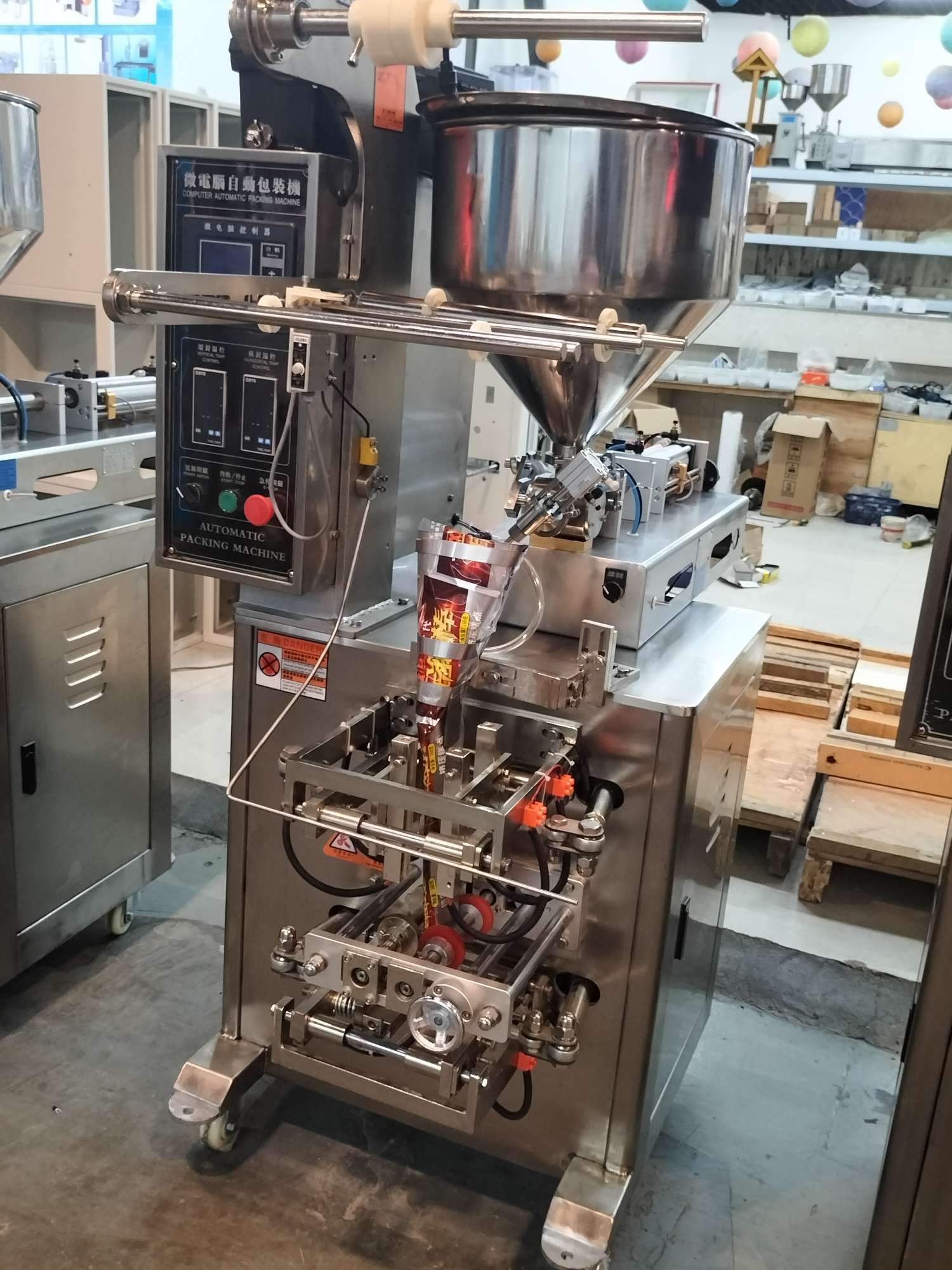 Fully automatic four-side sealed liquid packaging machine Item Picture