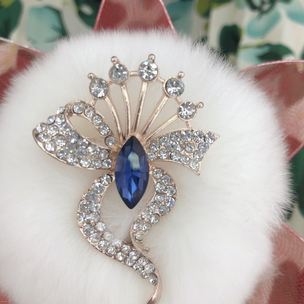 European and American fashionable, simple and elegant glass diamond-encrusted high-end trendy and versatile brooch.