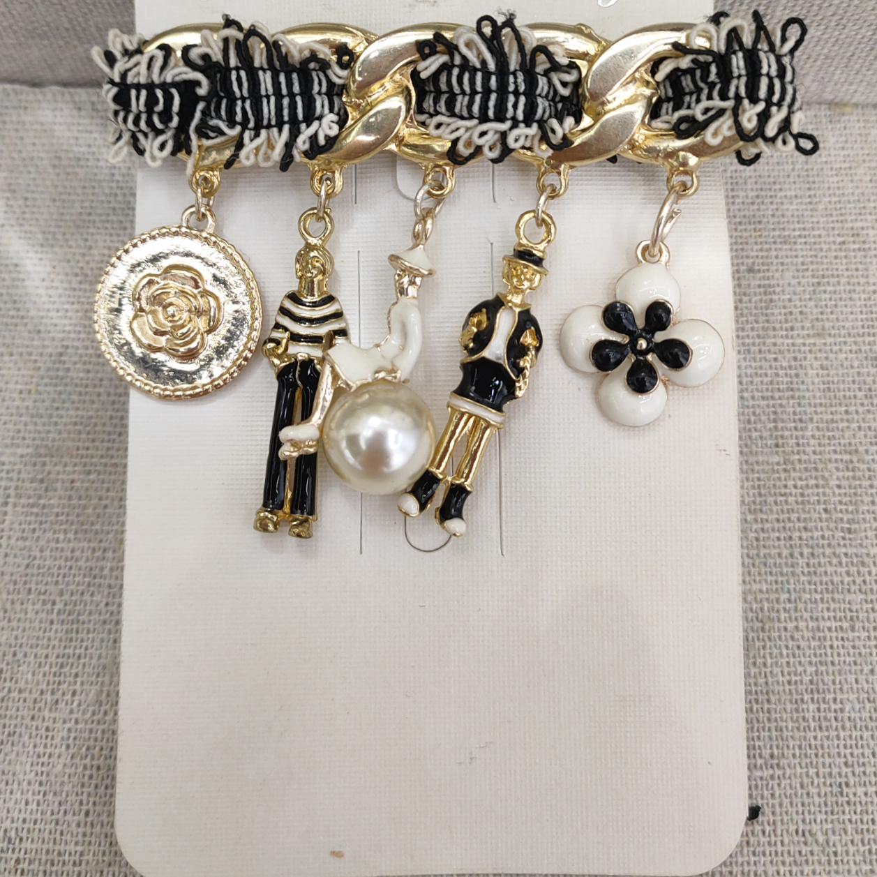 Brooch high-grade ins fashion temperament everything fashion plum elegant pin fixed clothes light luxury women accessories suit