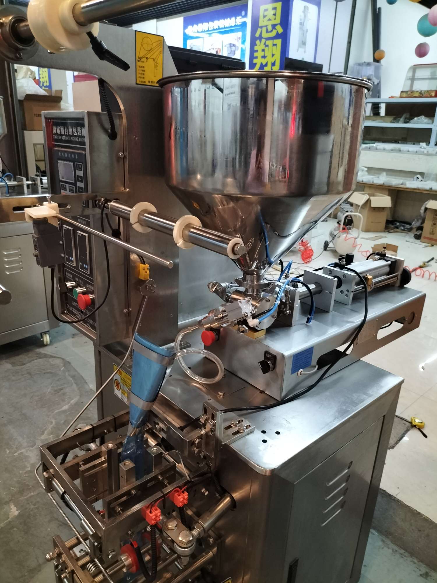 Fully automatic four-side sealed liquid packaging machine detail image 9