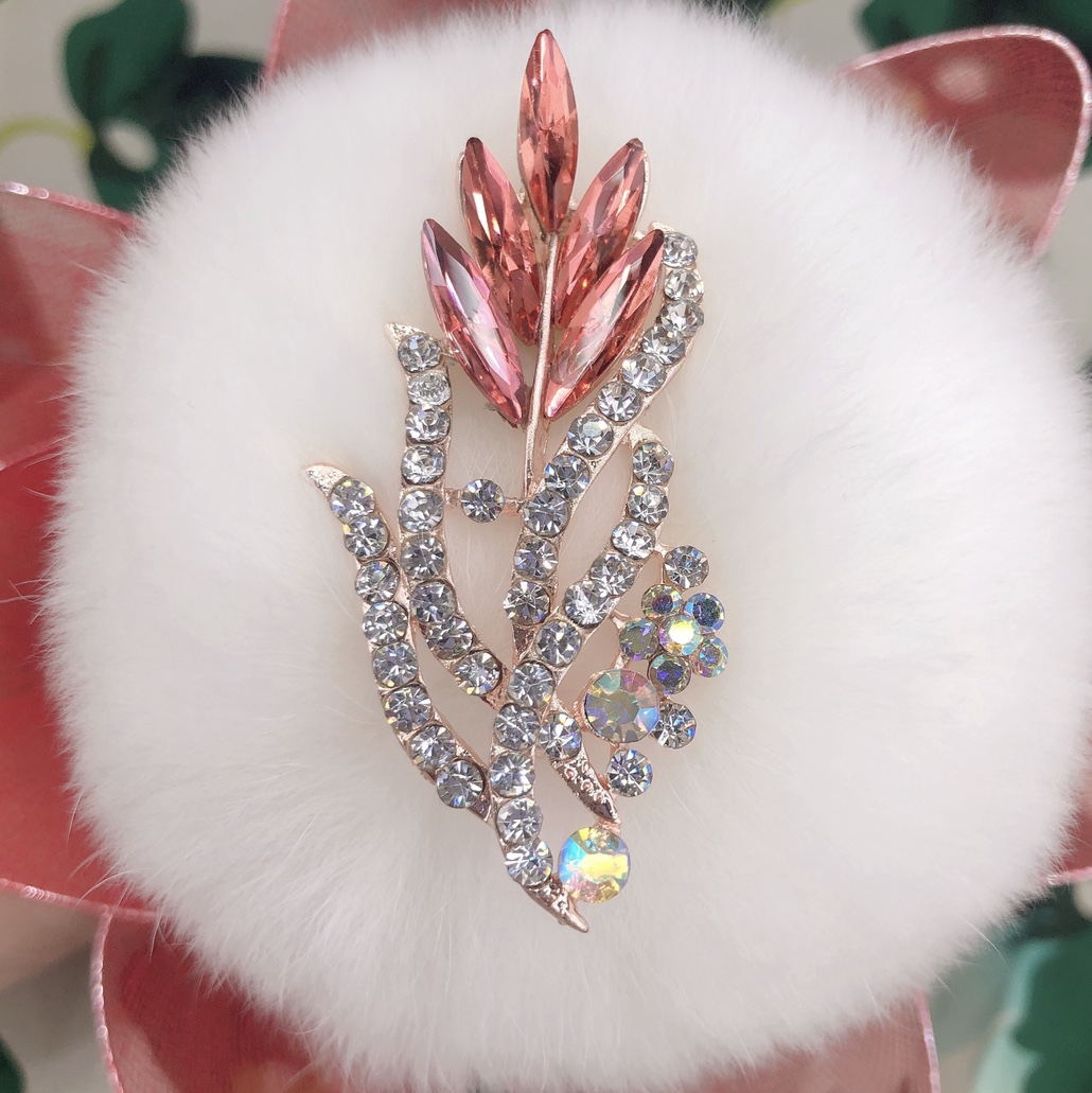 European and American fashionable, simple and elegant, high-end corsage with small rhinestones set in glass