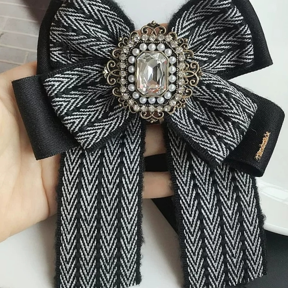Vintage diamond bow Fabric corsage pin Grey lace streamer bow tie Brooch Blouse for women with accessory necklaces