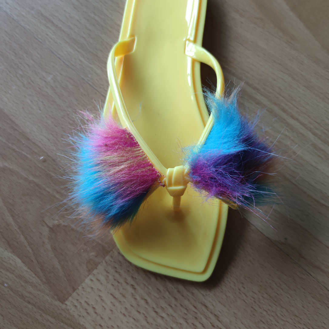 Zapatos de cristal de pelo amarillo