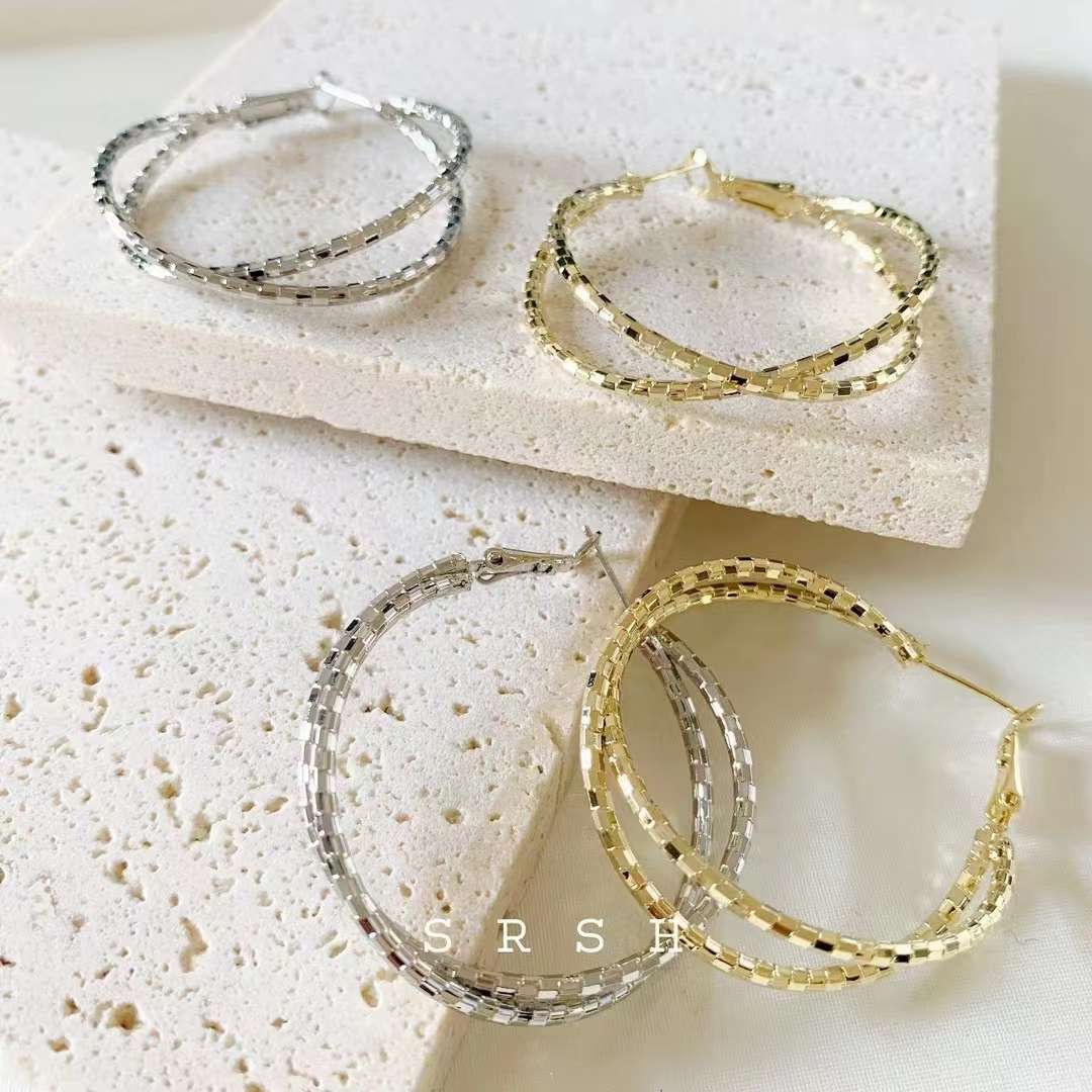 The new best-selling earrings, C-shaped ear buckles, exude a stylish European and American style Item Picture