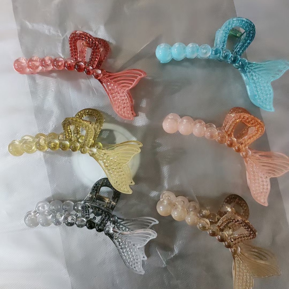 Fish tail plastic clip