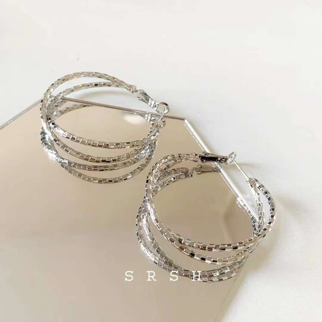 The new best-selling earrings, C-shaped ear buckles, exude a stylish European and American style Specification image