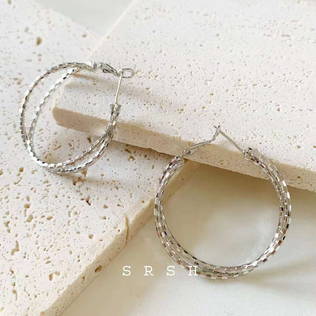The new best-selling earrings, C-shaped ear buckles, exude a stylish European and American style Application Scenario