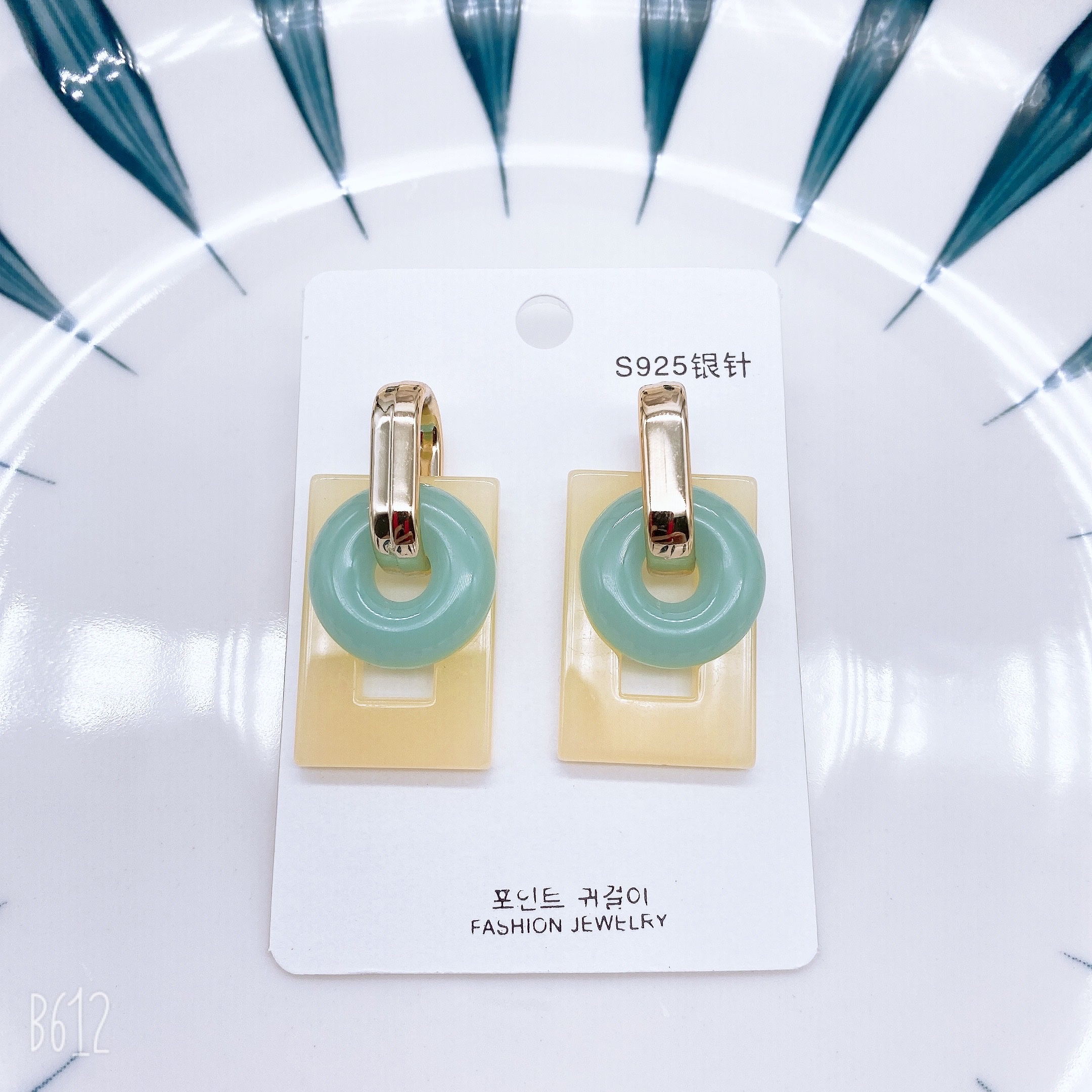Rectangular two-color earrings made of acrylic CCP silver stud earrings Specification image