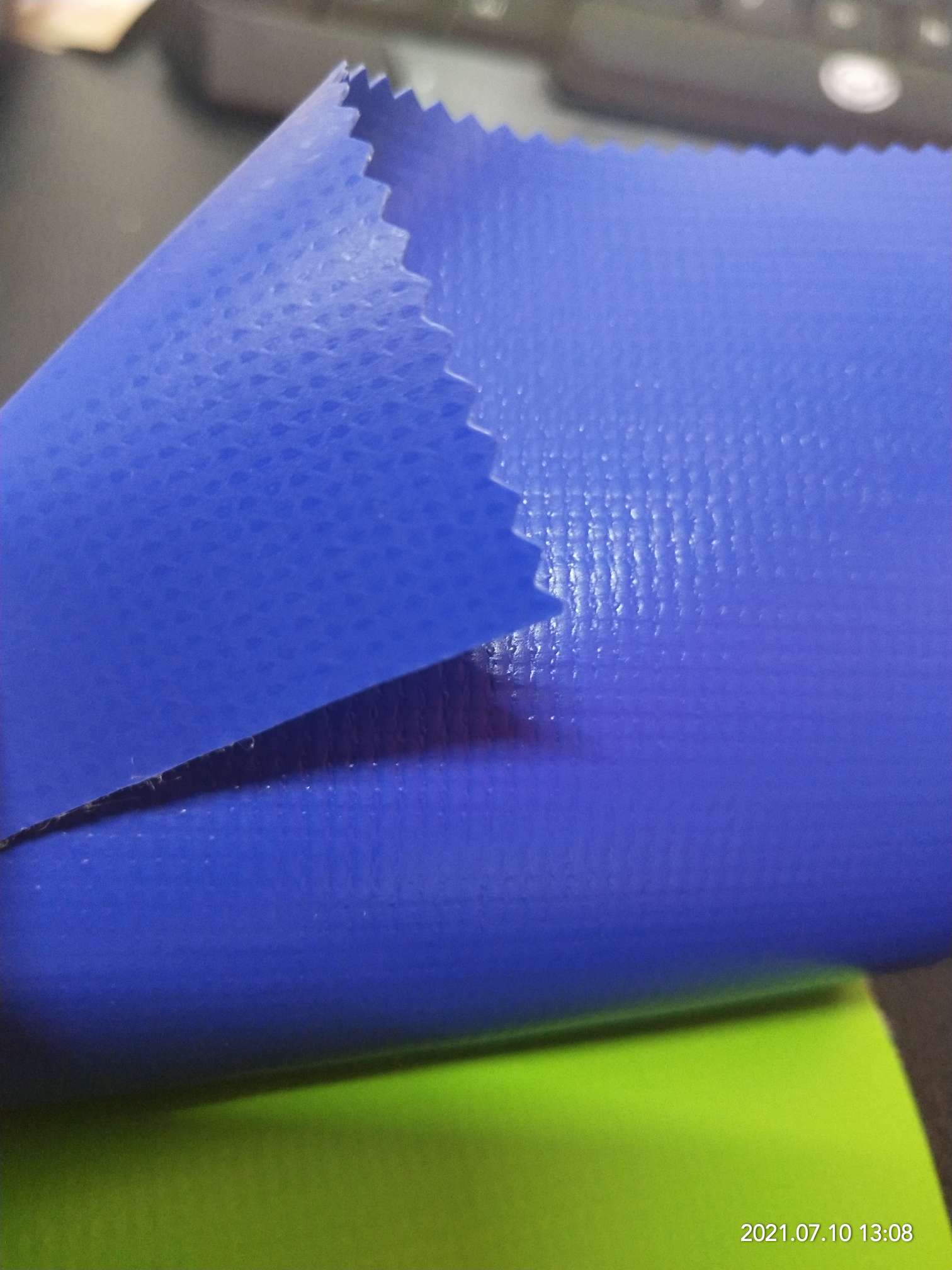 Deep blue PVC mesh fabric laminated with knife-scratched fabric, luggage fabric, and special fabric for sports goods Specification image