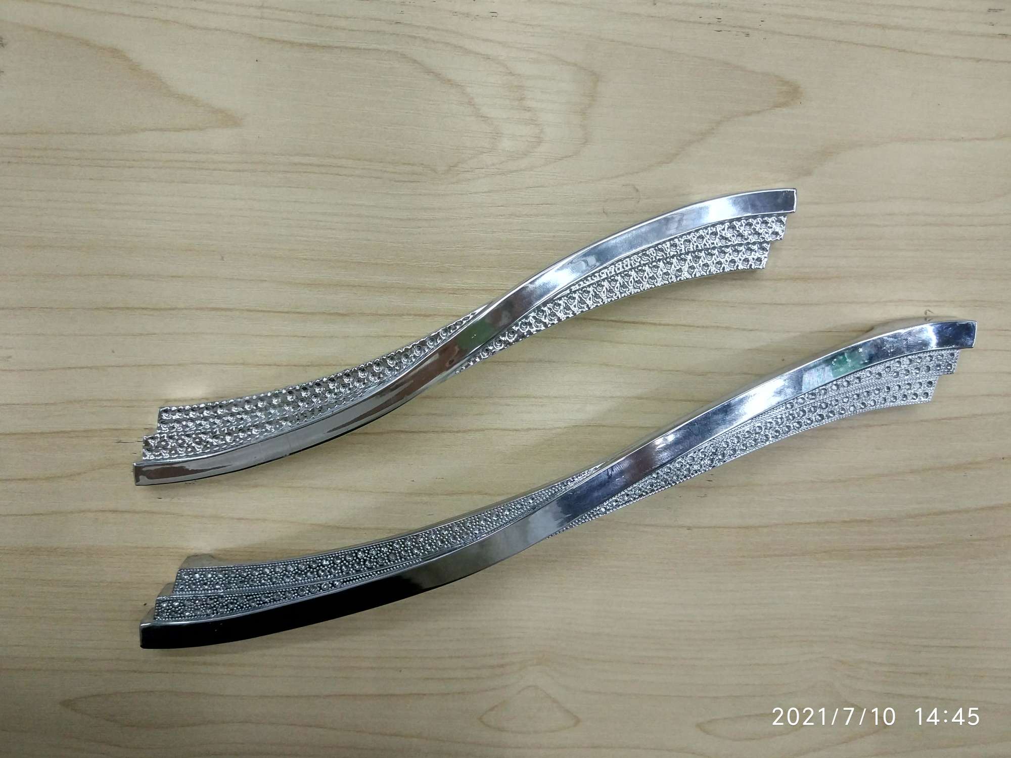 Zinc alloy furniture handle with false drill 96MM Specification image