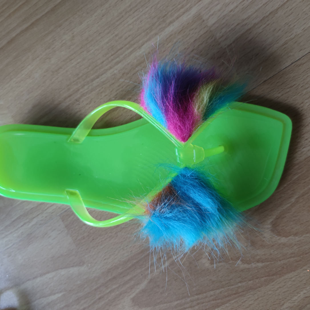 Zapatos de cristal verde con pelo
