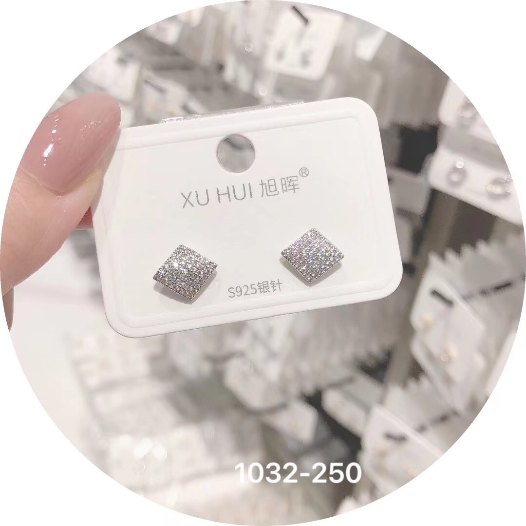 The most popular earrings on the Internet