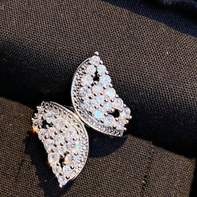 Zircon ring Open ring group studded with diamond rings