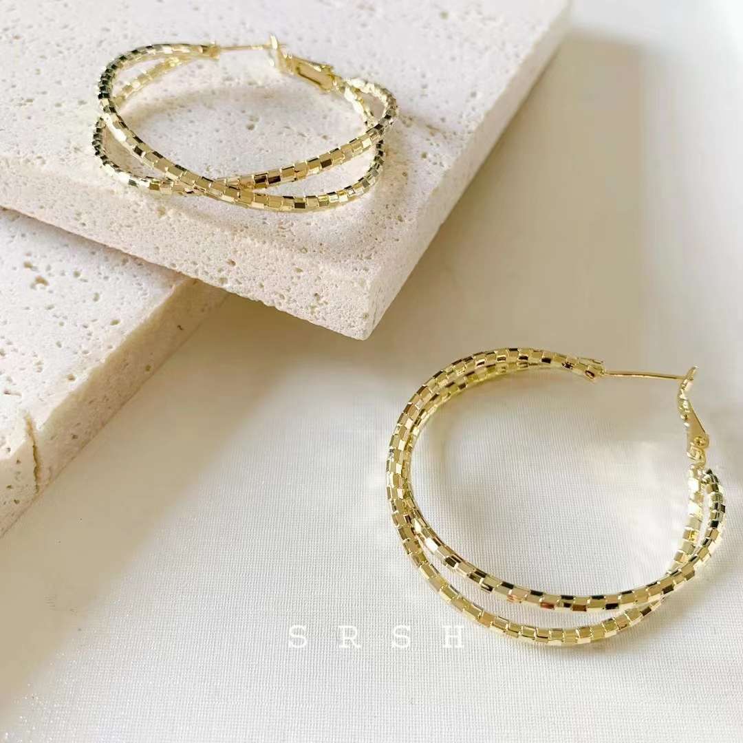 The new best-selling earrings, C-shaped ear buckles, exude a stylish European and American style details Picture
