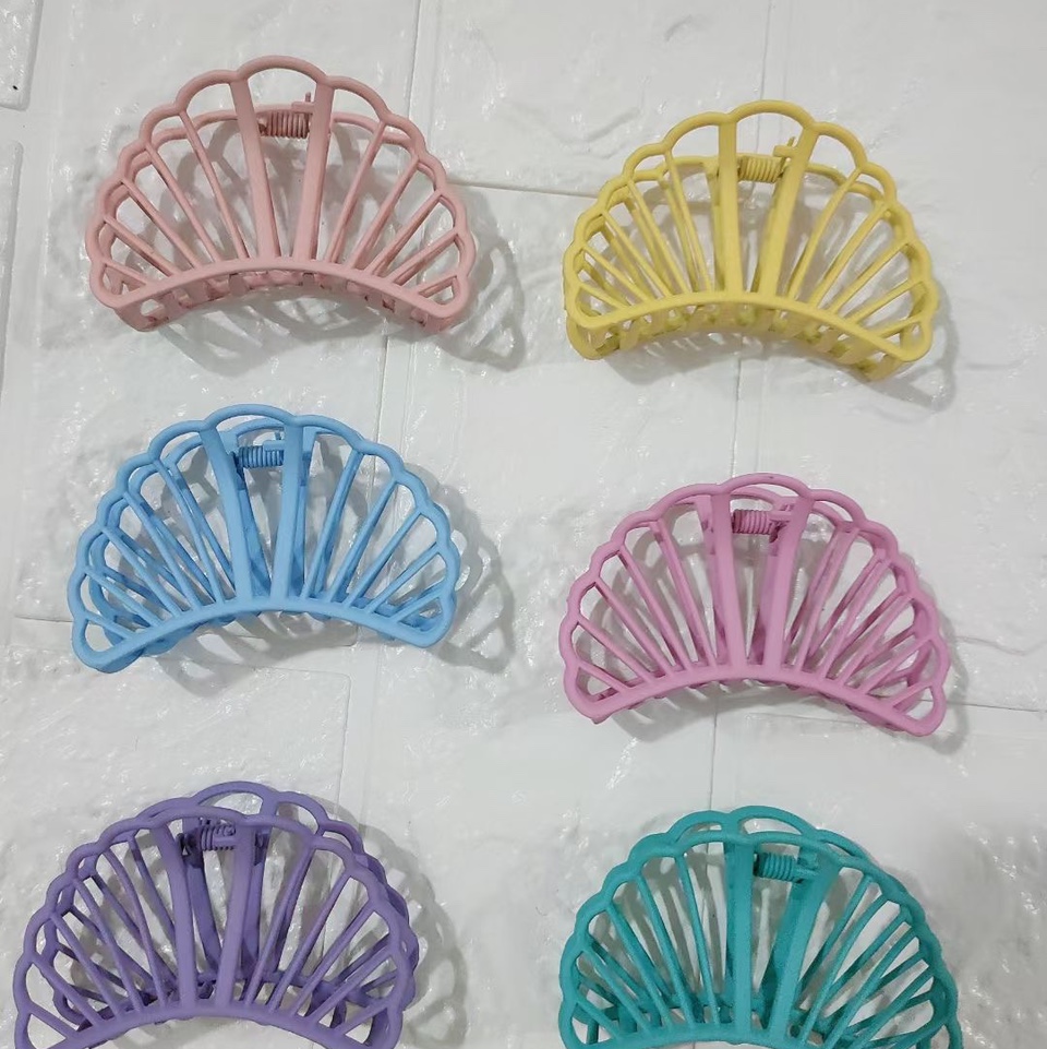 Rubber lacquer claw