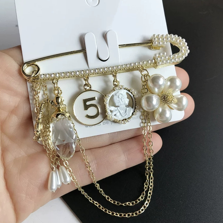 Korean version of fashion jewelry small fragrant wind zircon 5 leisure combination brooch pin pin set