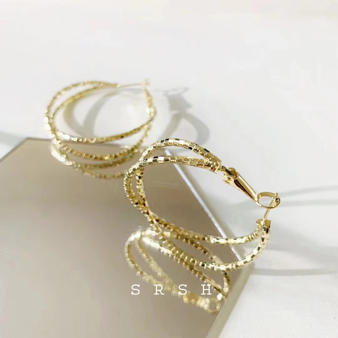 The new best-selling earrings, C-shaped ear buckles, exude a stylish European and American style