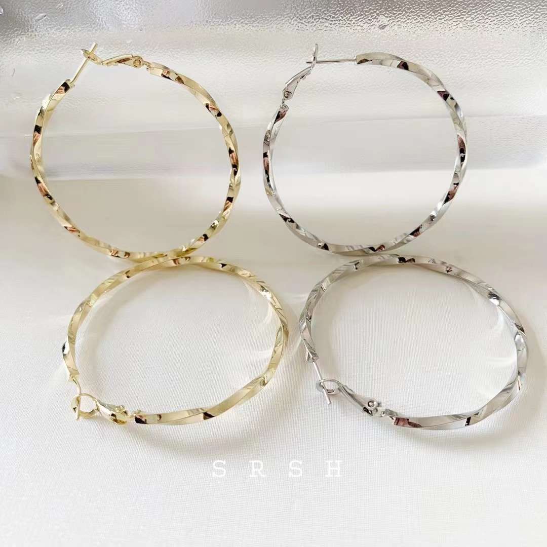 Nuevo estilo explosiva pendientes metal ins viento europeo y americano anillo de la oreja hebilla Application Scenario