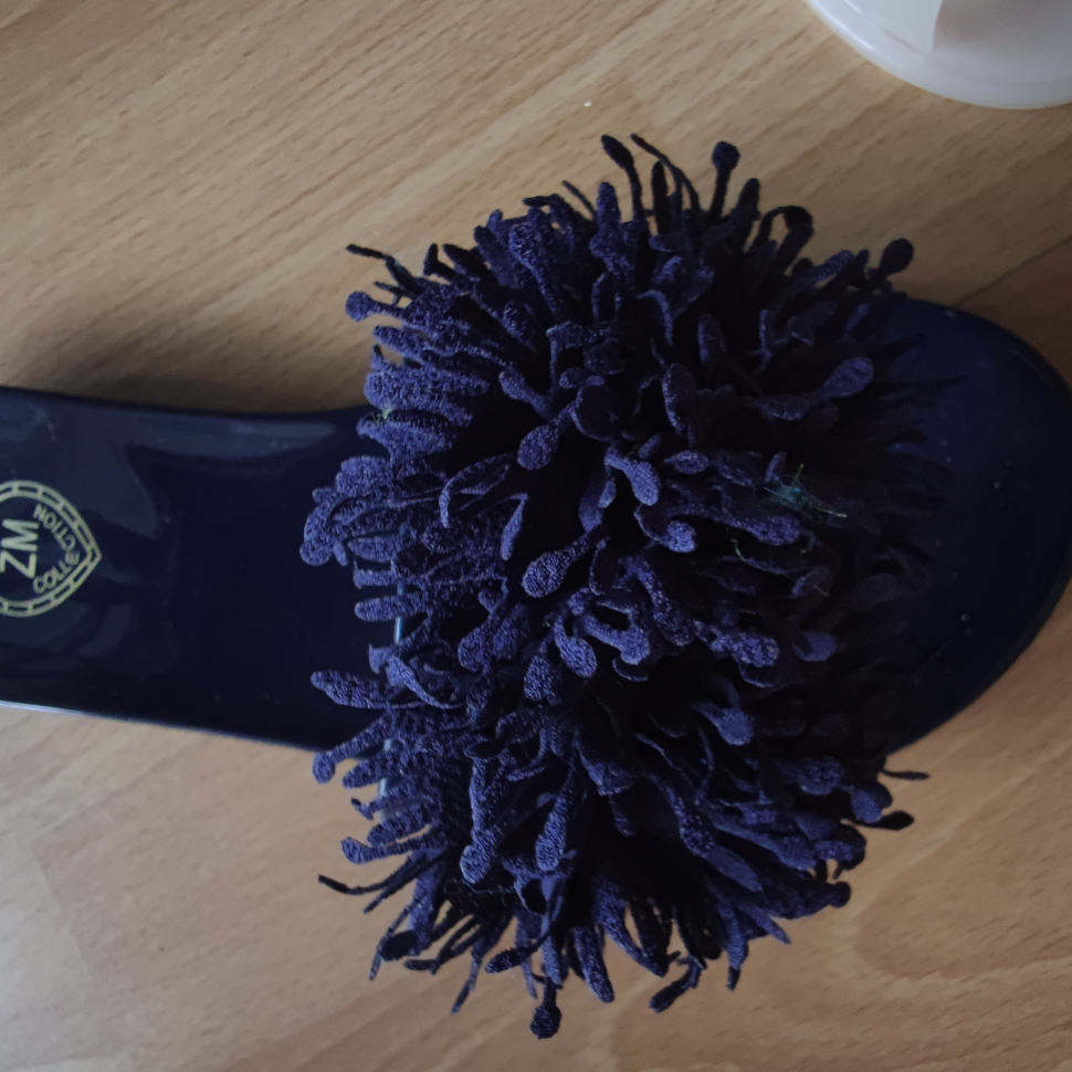 Zapato de cristal azul oscuro con cinturón de pelo