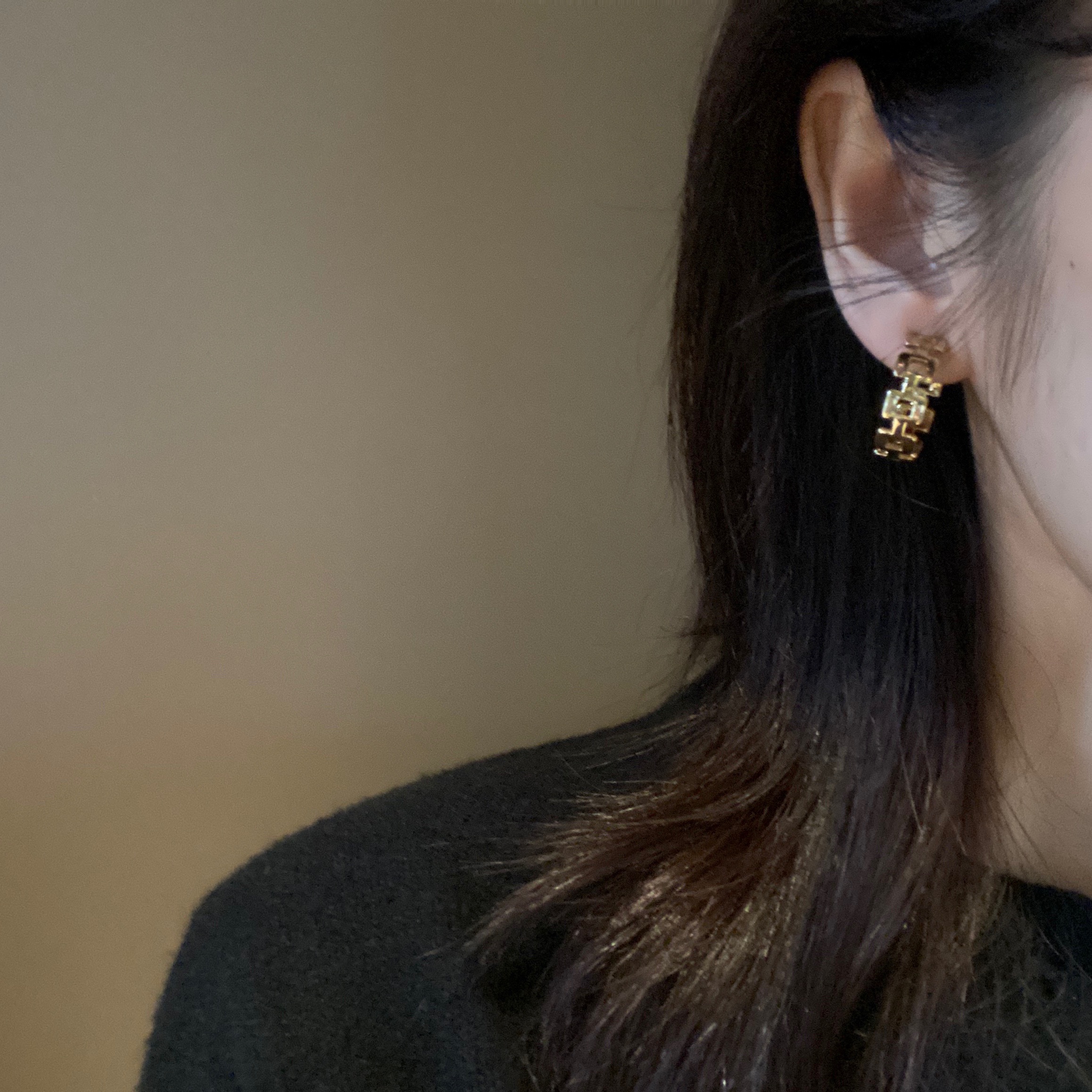 European and American cold ins style, retro hollowed-out I-shaped C-shaped earrings, niche, high-end, exquisite and elegant, golden stud earrings for women Application Scenario
