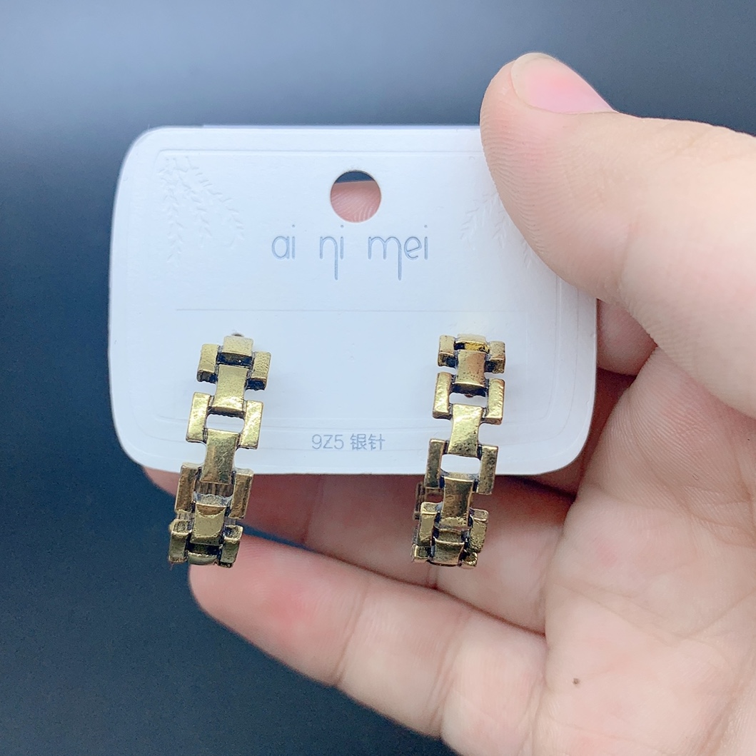 European and American cold ins style, retro hollowed-out I-shaped C-shaped earrings, niche, high-end, exquisite and elegant, golden stud earrings for women