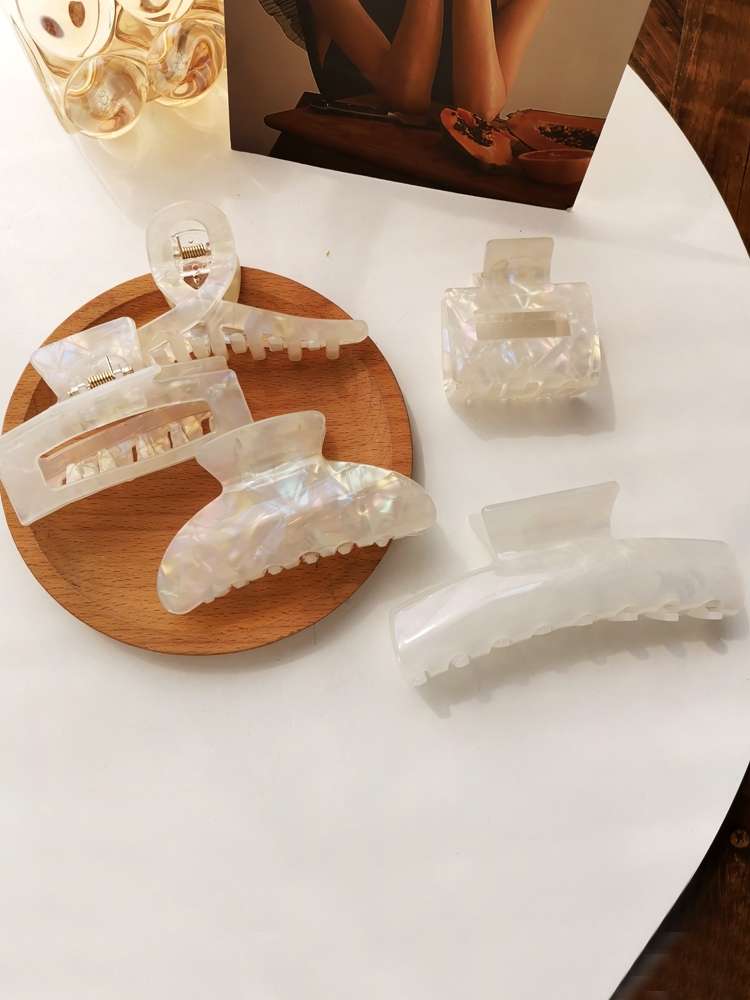 Dongdaemun, South Korea, a new type of hair accessory featuring a fresh and elegant white shark clip with an ins style. 1561 Application Scenario