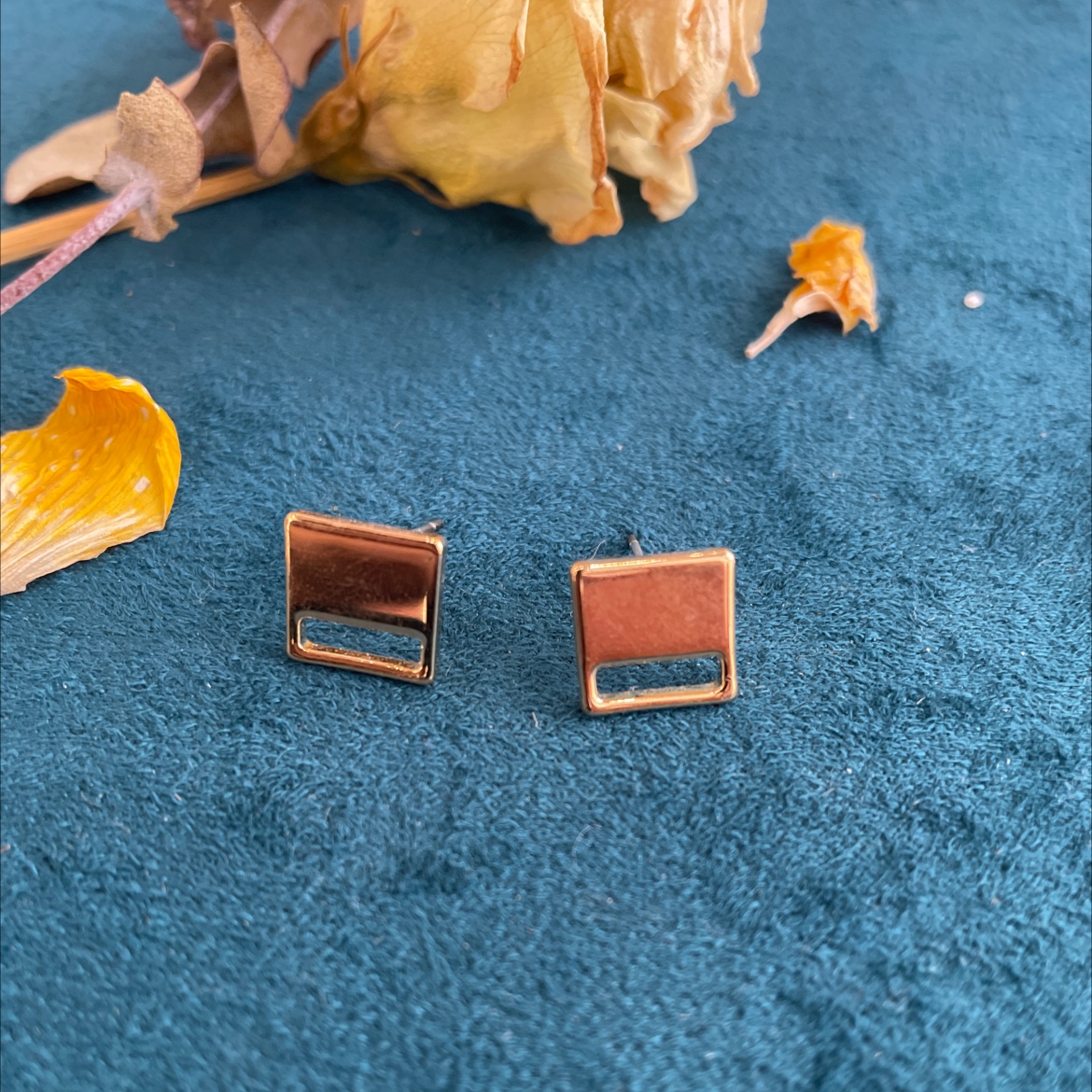 羽蝶新款通体金色小巧百搭镂空长方形耳钉设计ins风