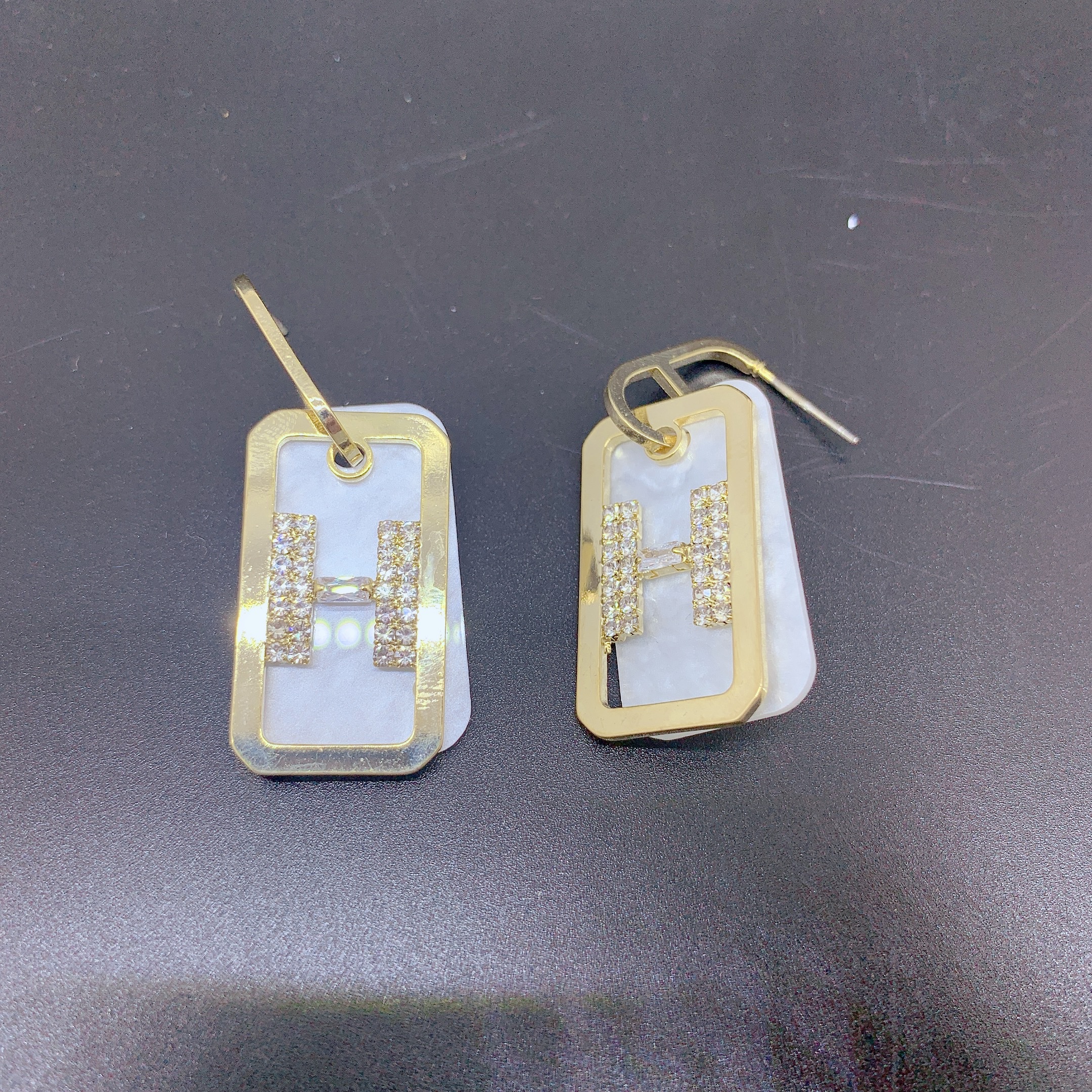 Letter H double earrings Application Scenario