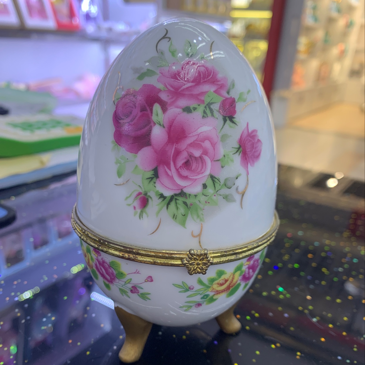ويتم بيع الهدايا التذكارية السياحية مباشرة من قبل مصنعي هواجين، وهي من الحرف اليدوية بخمسة بوصات من البيضة 1.